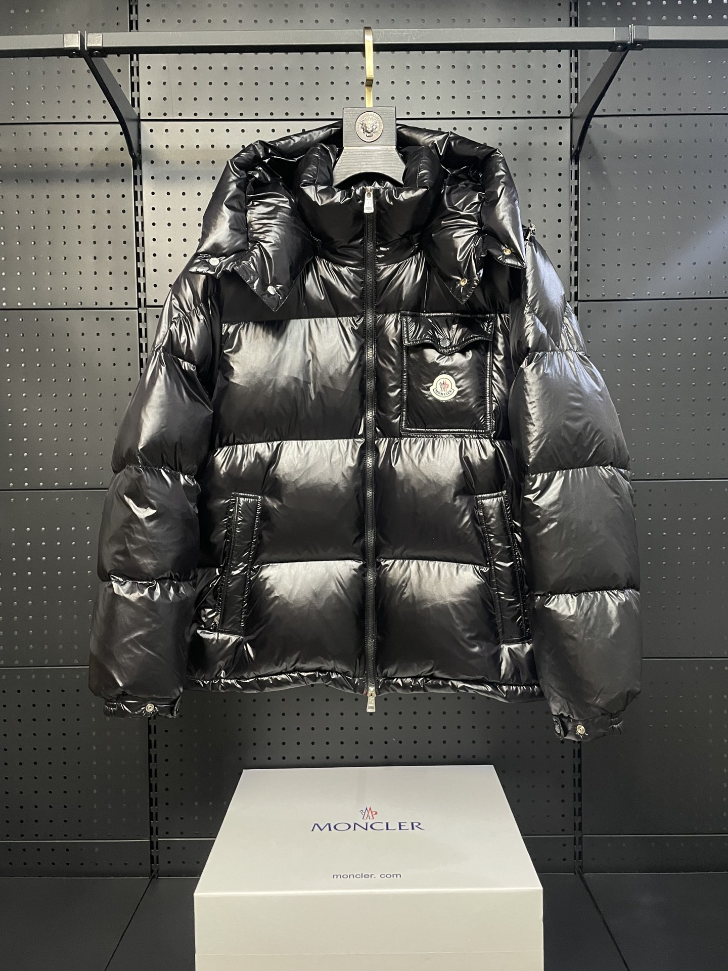 Moncler negro con franjas arcoíris 🌈 (doble cremallera, versión de lujo con bolsa de mano) Moncler maya con cinta y do…