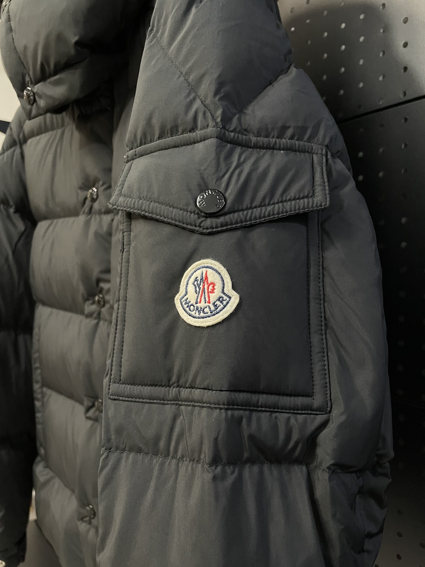 Moncler 盟可睐 Vezere雾面短款羽绒服 - 機能性とスタイルを兼ね備えた一着