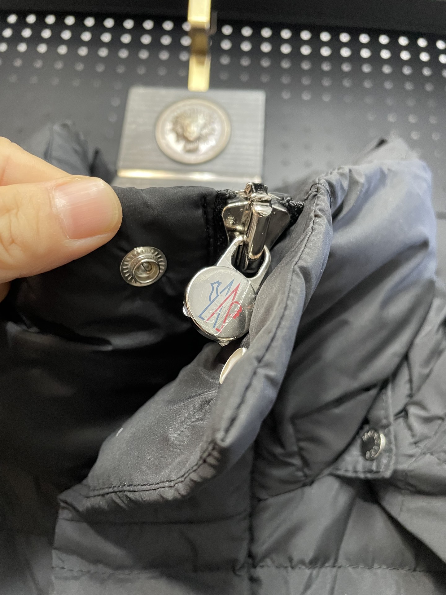 Moncler 盟可睐 Vezere雾面短款羽绒服 - 機能性とスタイルを兼ね備えた一着