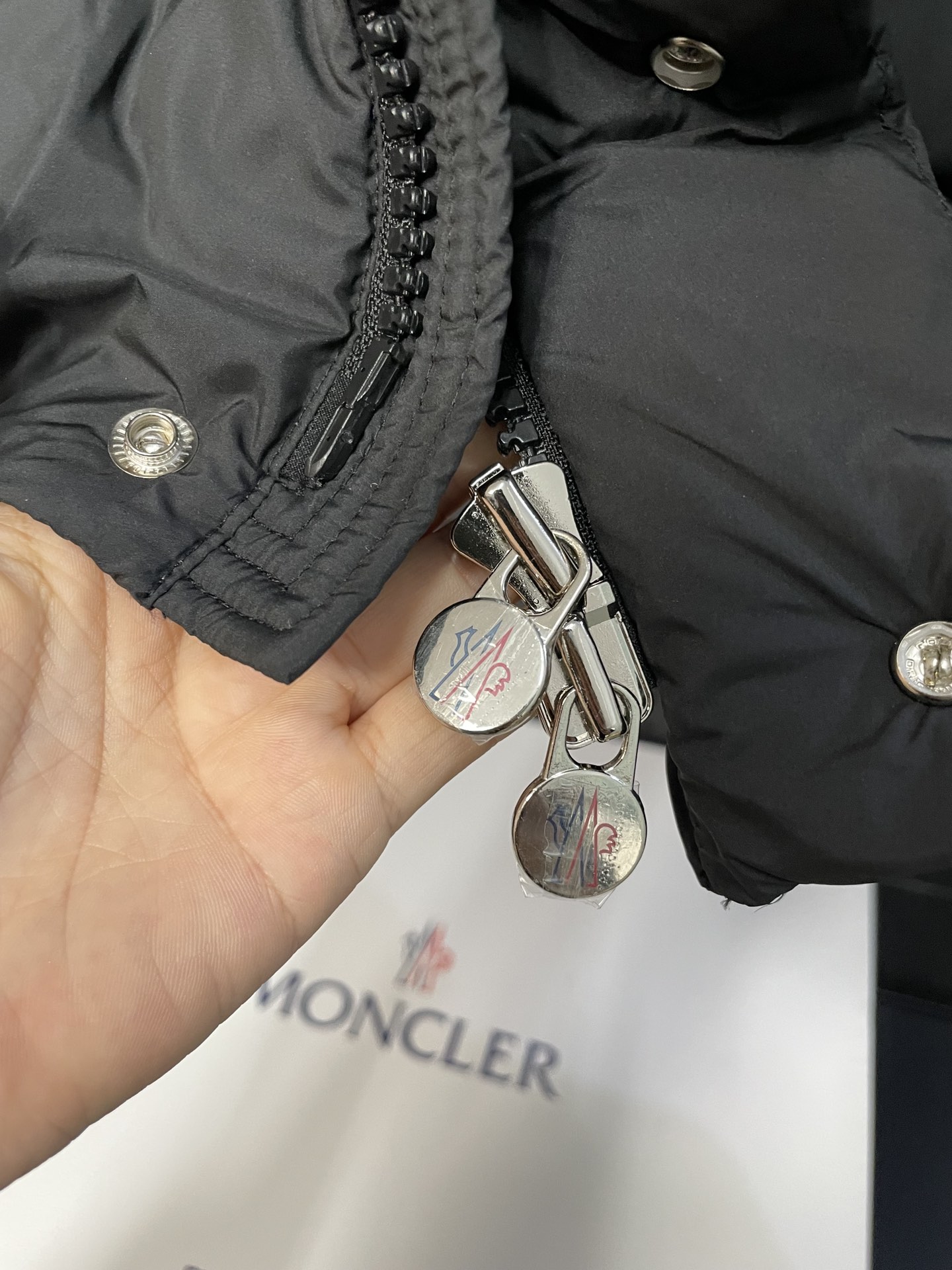 Moncler 盟可睐 Vezere雾面短款羽绒服 - 機能性とスタイルを兼ね備えた一着