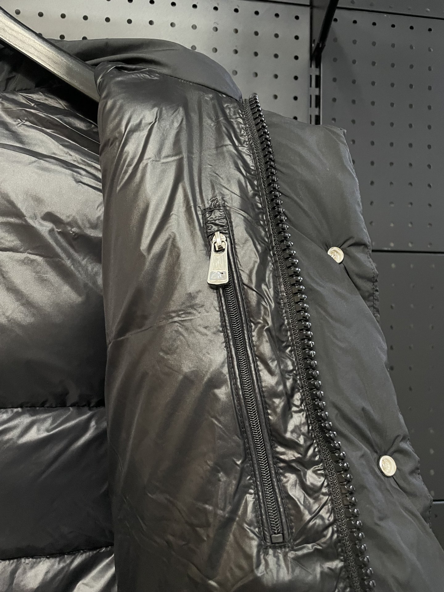 Moncler 盟可睐 Vezere雾面短款羽绒服 - 機能性とスタイルを兼ね備えた一着