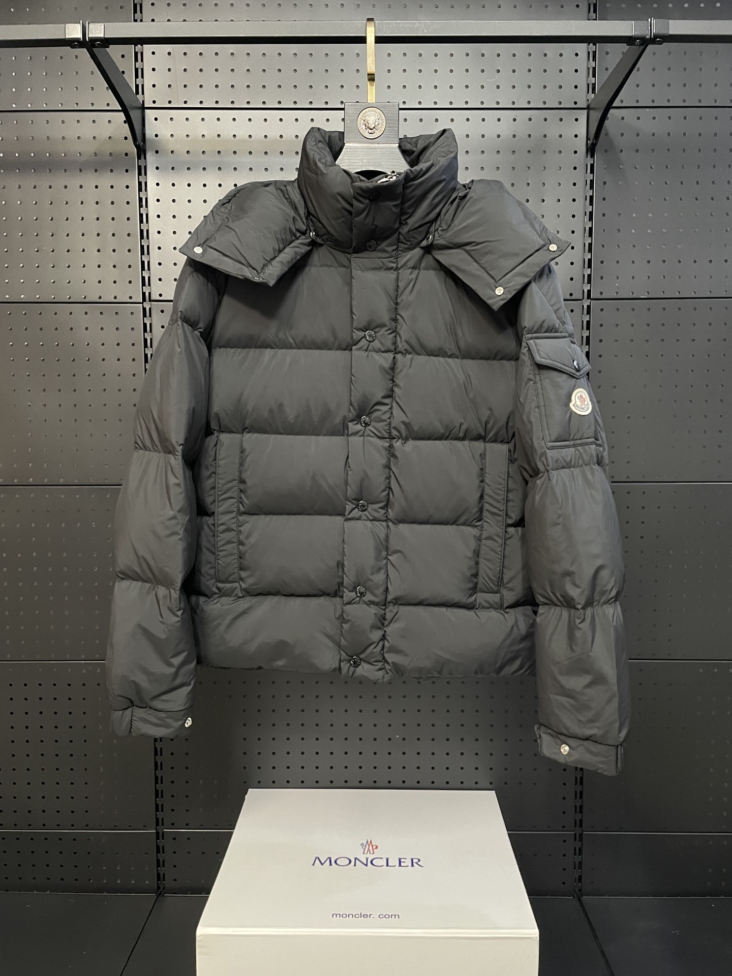 Moncler 盟可睐 Vezere雾面短款羽绒服 - 機能性とスタイルを兼ね備えた一着