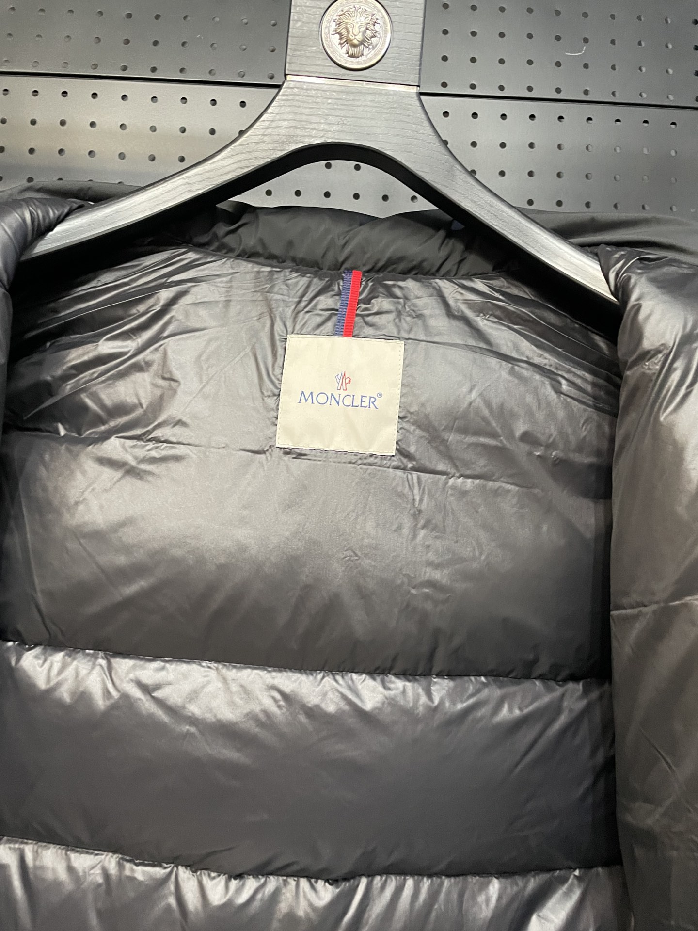 Moncler 盟可睐 Vezere雾面短款羽绒服 - 機能性とスタイルを兼ね備えた一着