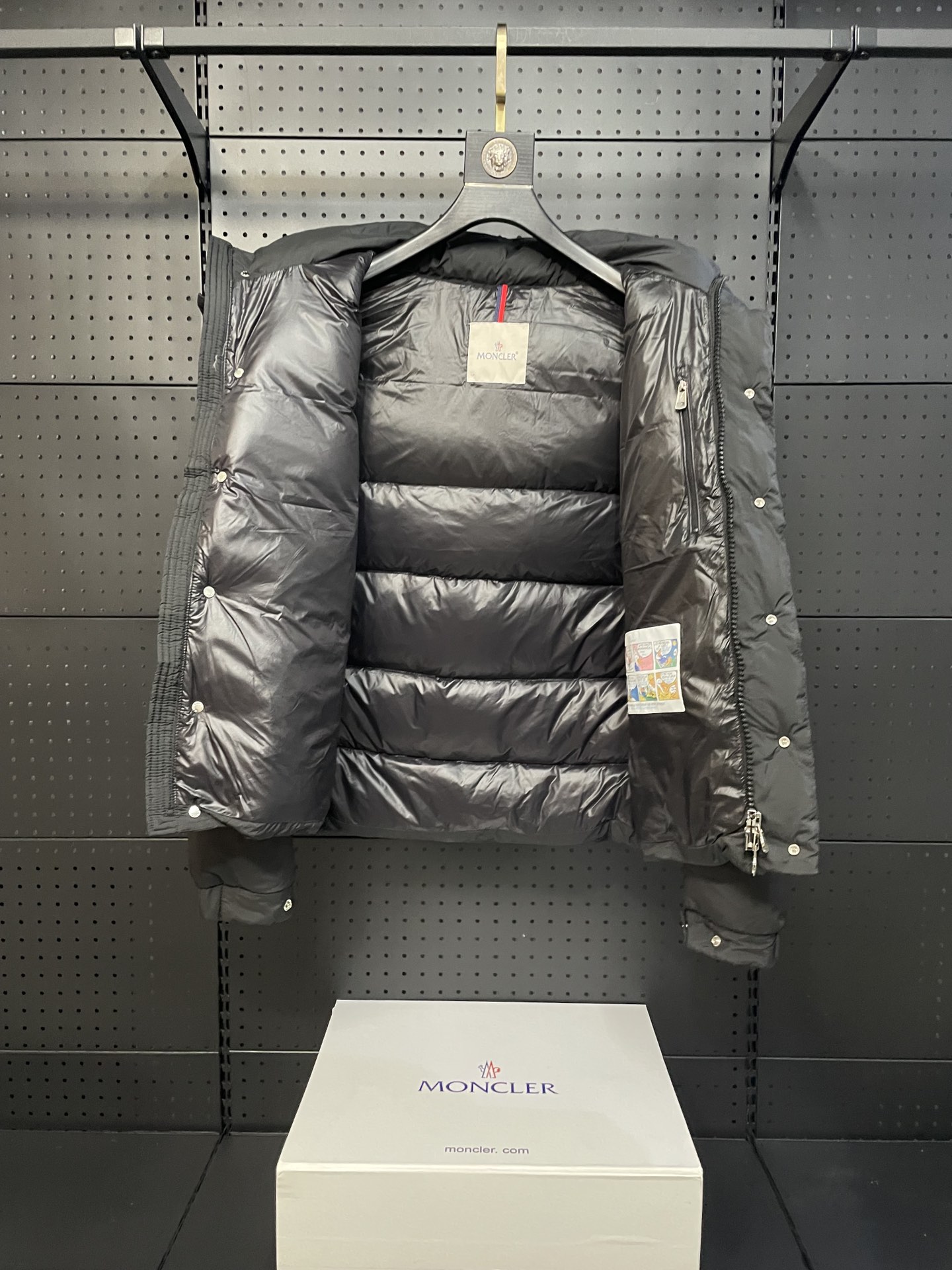 Moncler 盟可睐 Vezere雾面短款羽绒服 - 機能性とスタイルを兼ね備えた一着