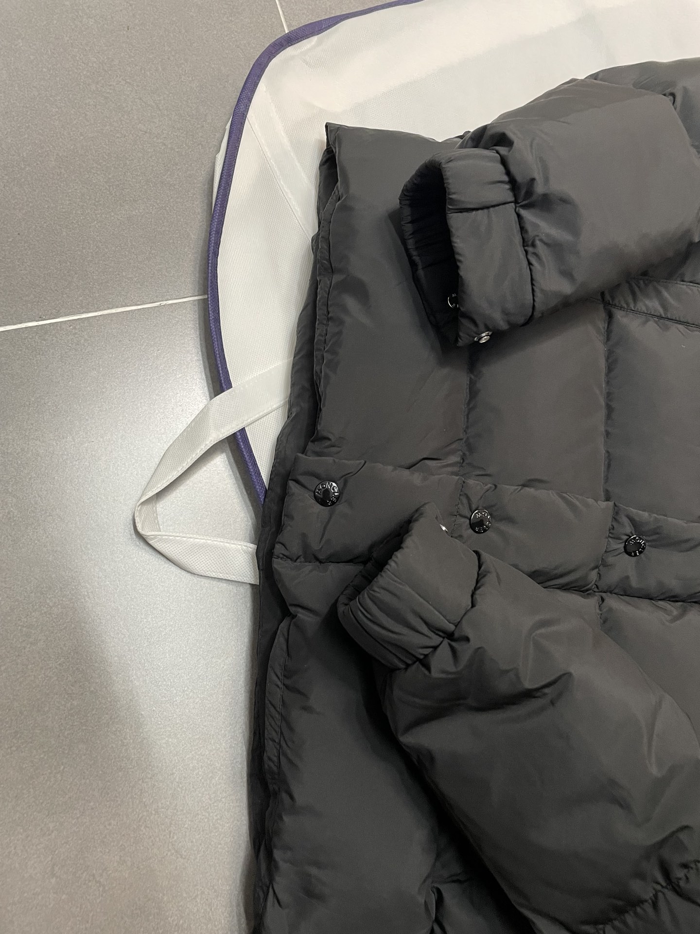 Moncler 盟可睐 Vezere雾面短款羽绒服 - 機能性とスタイルを兼ね備えた一着