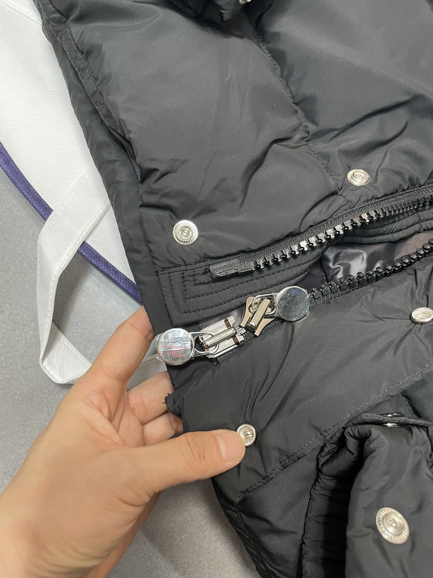 Moncler 盟可睐 Vezere雾面短款羽绒服 - 機能性とスタイルを兼ね備えた一着