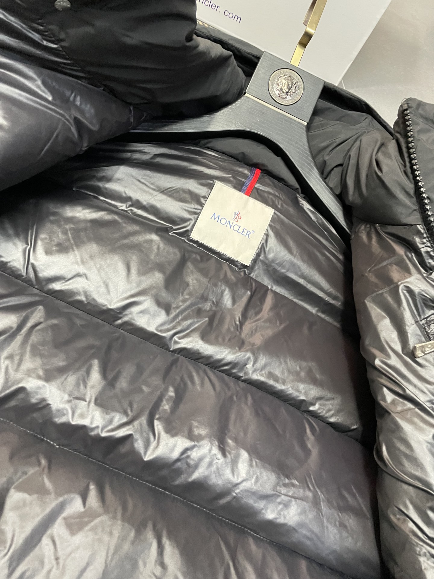 Moncler 盟可睐 Vezere雾面短款羽绒服 - 機能性とスタイルを兼ね備えた一着