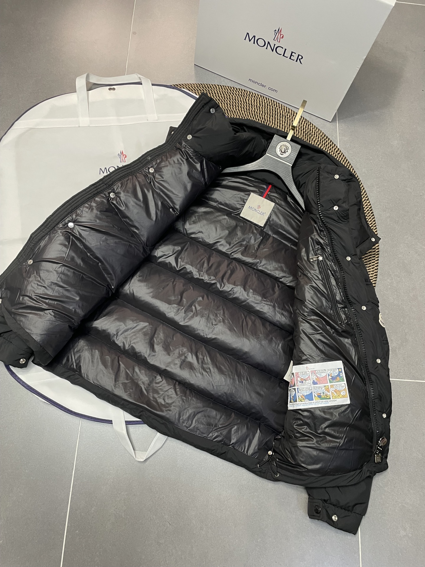 Moncler 盟可睐 Vezere雾面短款羽绒服 - 機能性とスタイルを兼ね備えた一着