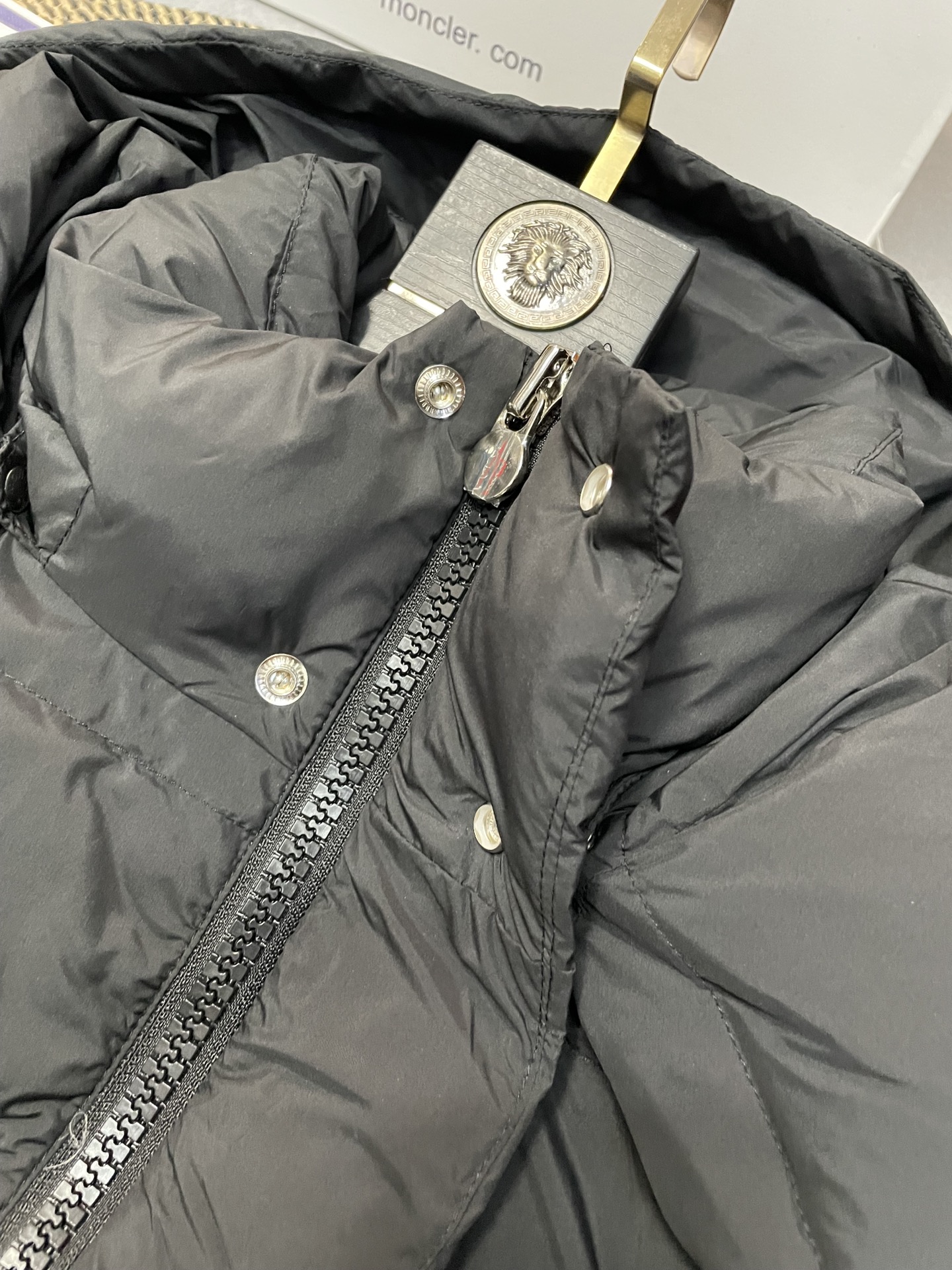 Moncler 盟可睐 Vezere雾面短款羽绒服 - 機能性とスタイルを兼ね備えた一着