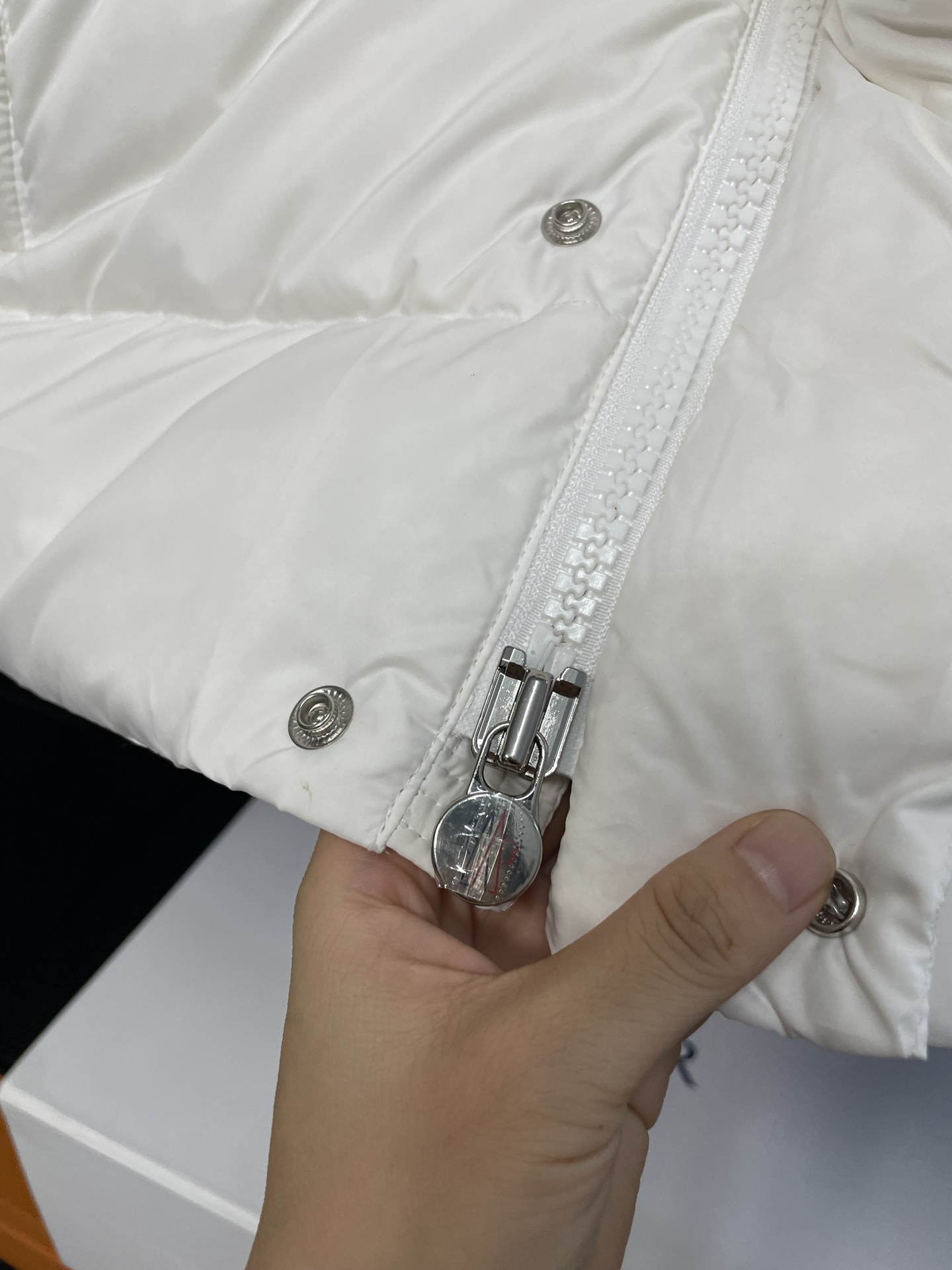 Moncler 盟可睐 蒙口 Vezere雾面短款羽绒服 – 高機能性とスタイリッシュなデザイン