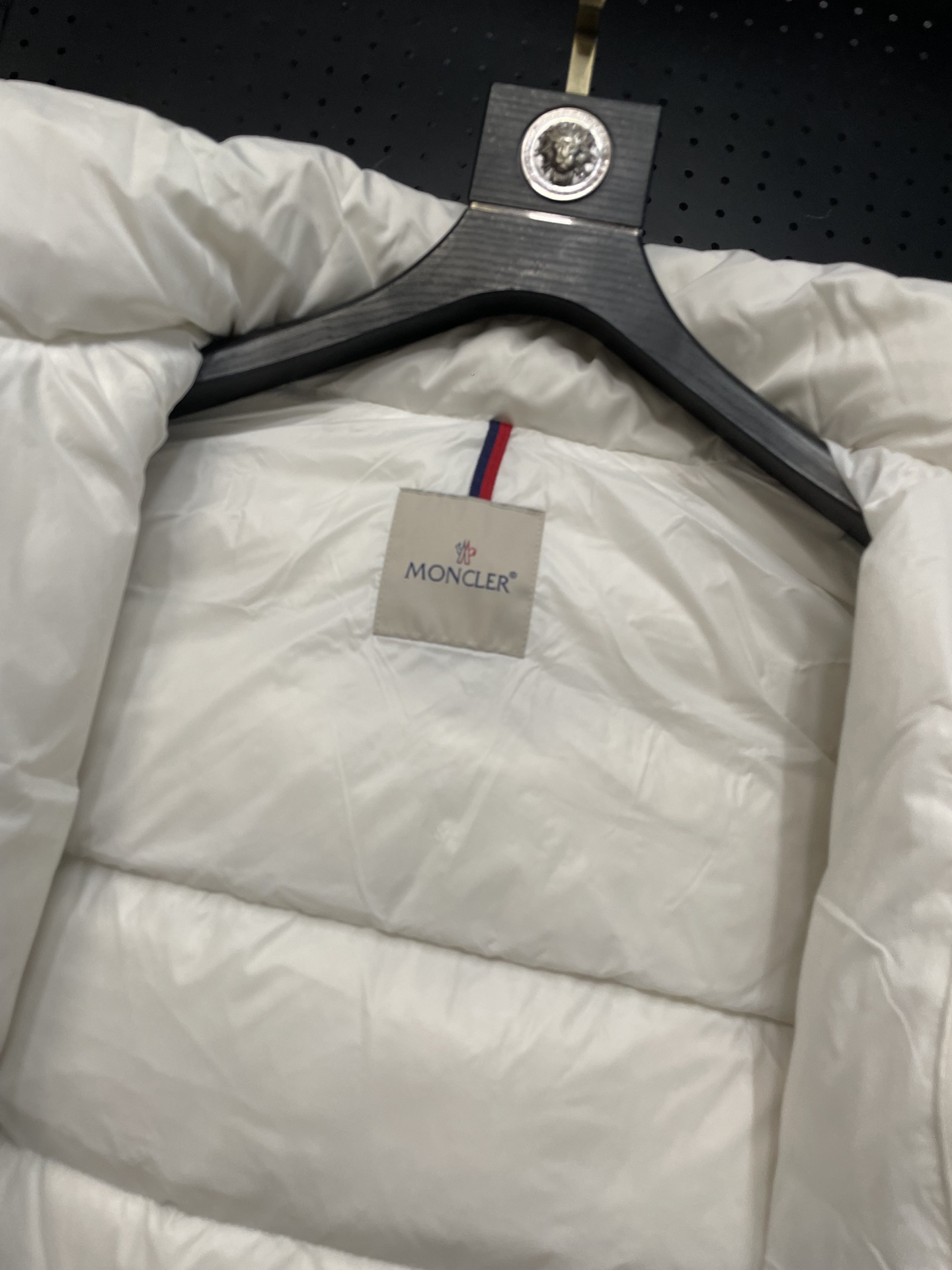 Moncler 盟可睐 蒙口 Vezere雾面短款羽绒服 – 高機能性とスタイリッシュなデザイン