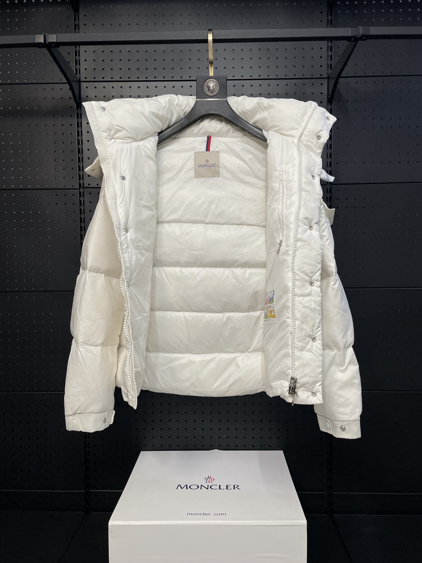 Moncler 盟可睐 蒙口 Vezere雾面短款羽绒服 – 高機能性とスタイリッシュなデザイン