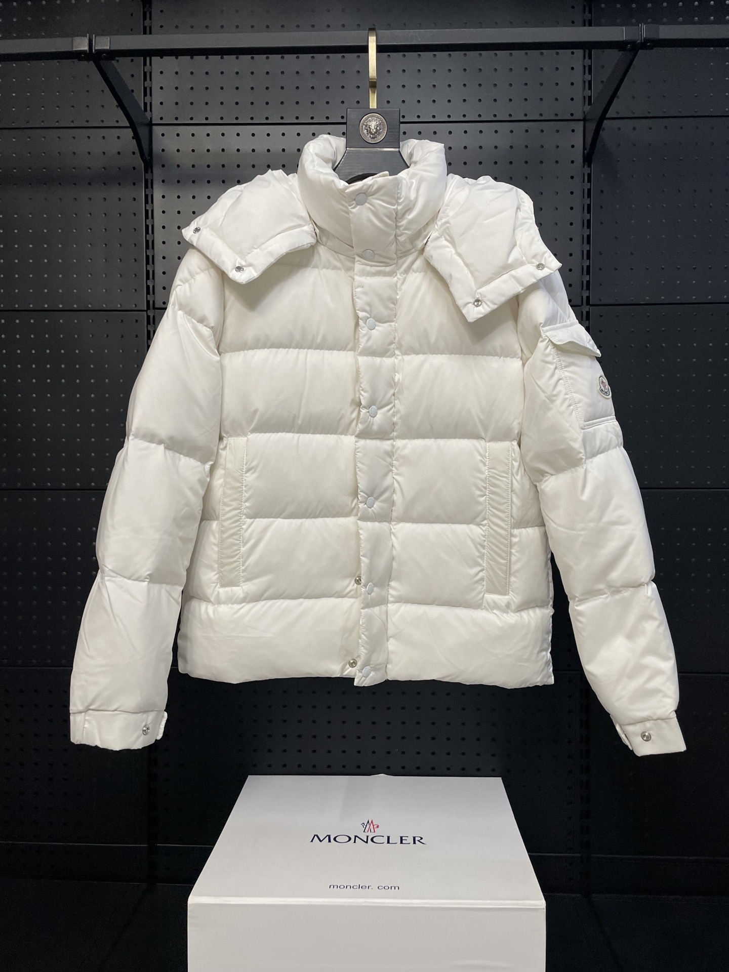 Moncler 盟可睐 蒙口 Vezere雾面短款羽绒服 – 高機能性とスタイリッシュなデザイン