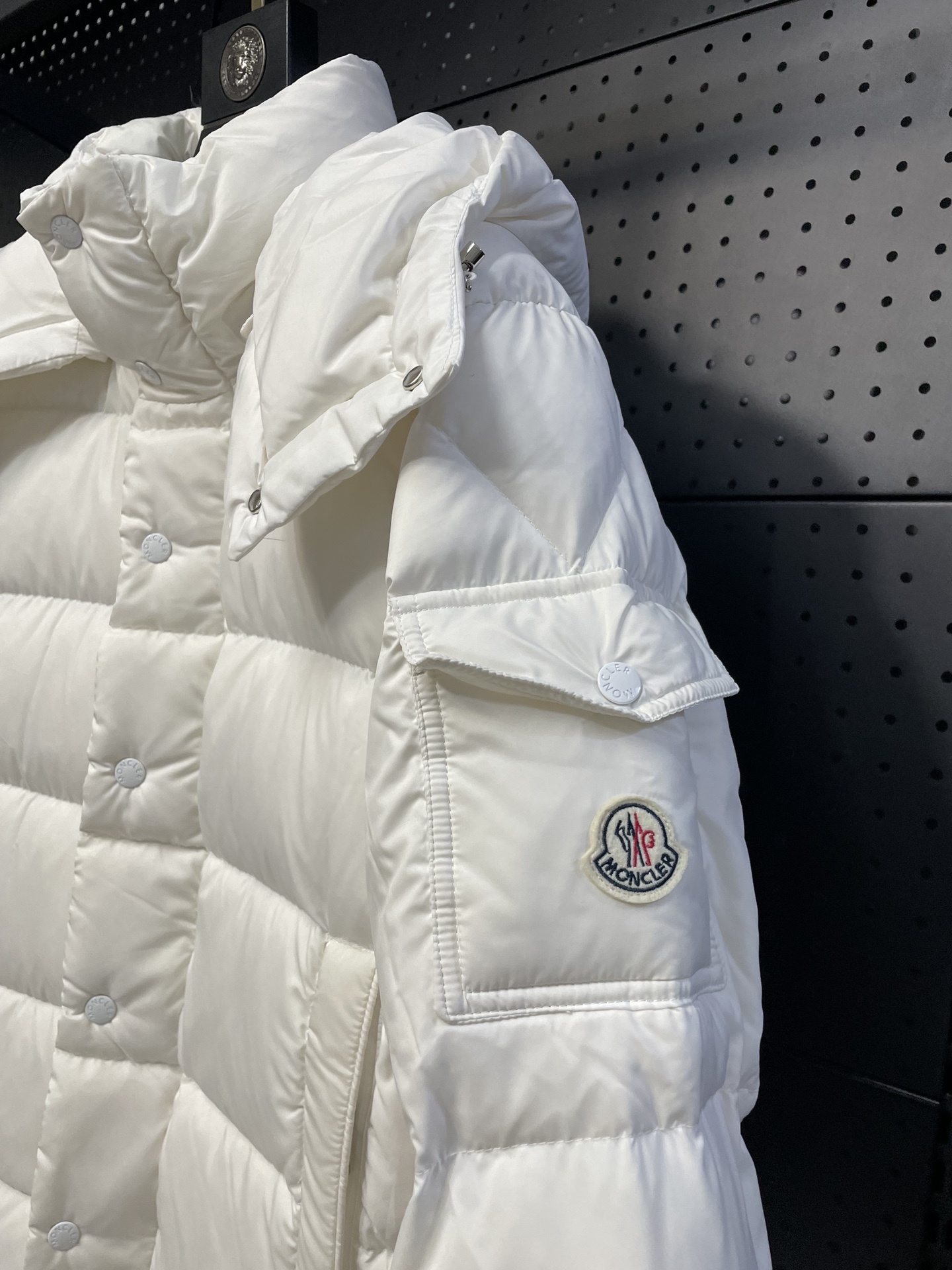 Moncler 盟可睐 蒙口 Vezere雾面短款羽绒服 – 高機能性とスタイリッシュなデザイン