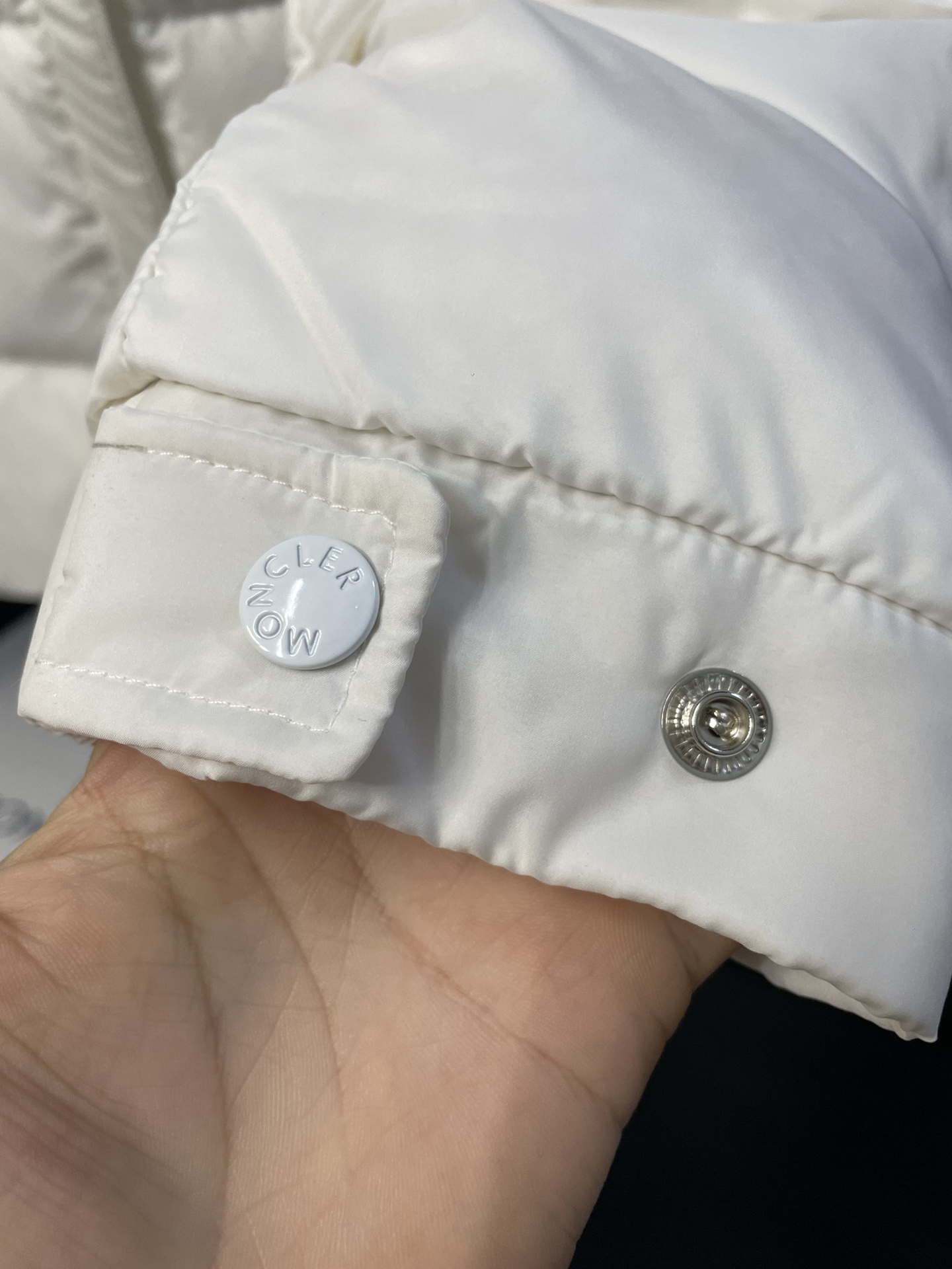 Moncler 盟可睐 蒙口 Vezere雾面短款羽绒服 – 高機能性とスタイリッシュなデザイン