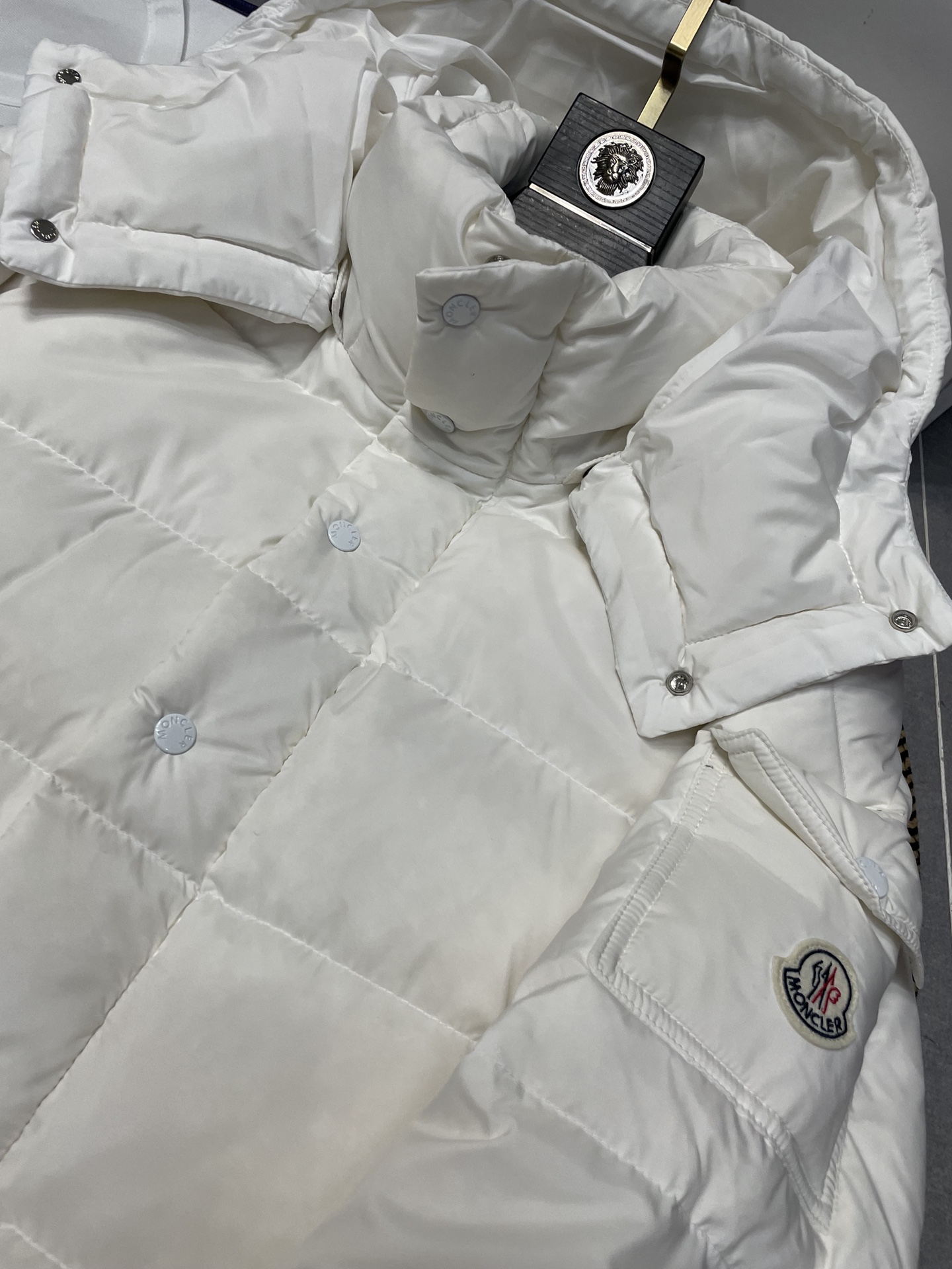 Moncler 盟可睐 モンクレール Vezere 雾面短款羽绒服