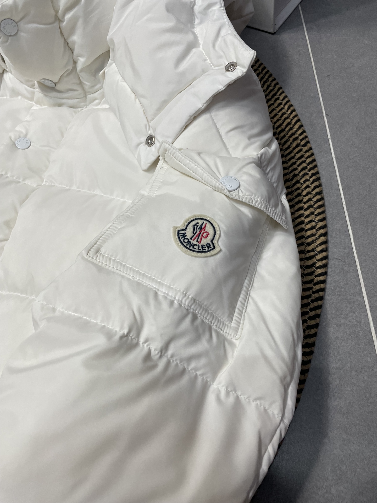 Moncler 盟可睐 モンクレール Vezere 雾面短款羽绒服