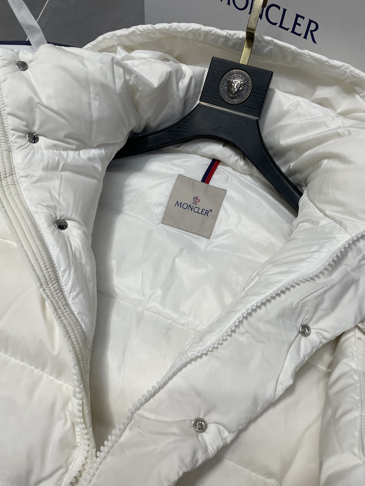 Moncler 盟可睐 モンクレール Vezere 雾面短款羽绒服