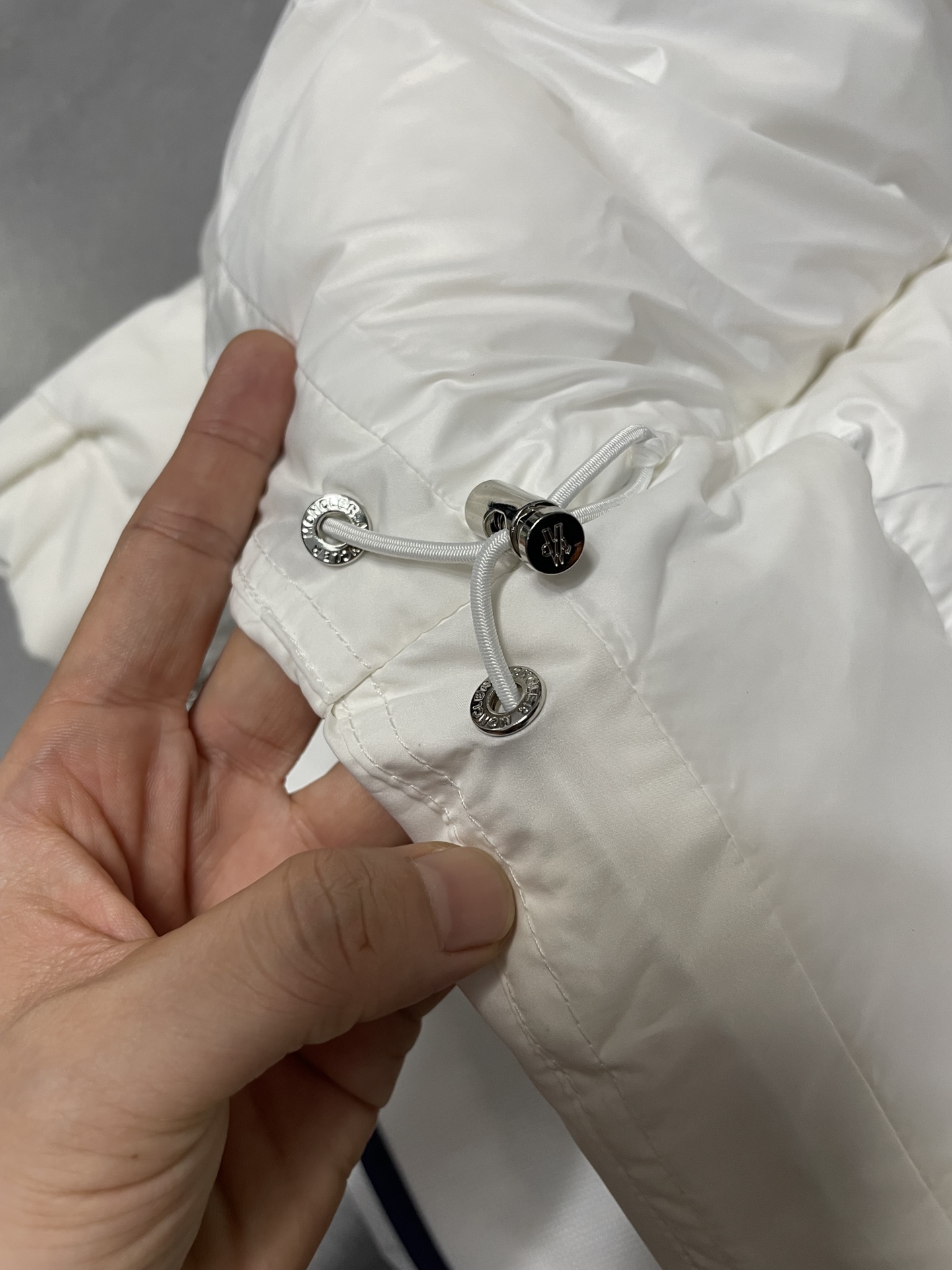 Moncler 盟可睐 モンクレール Vezere 雾面短款羽绒服