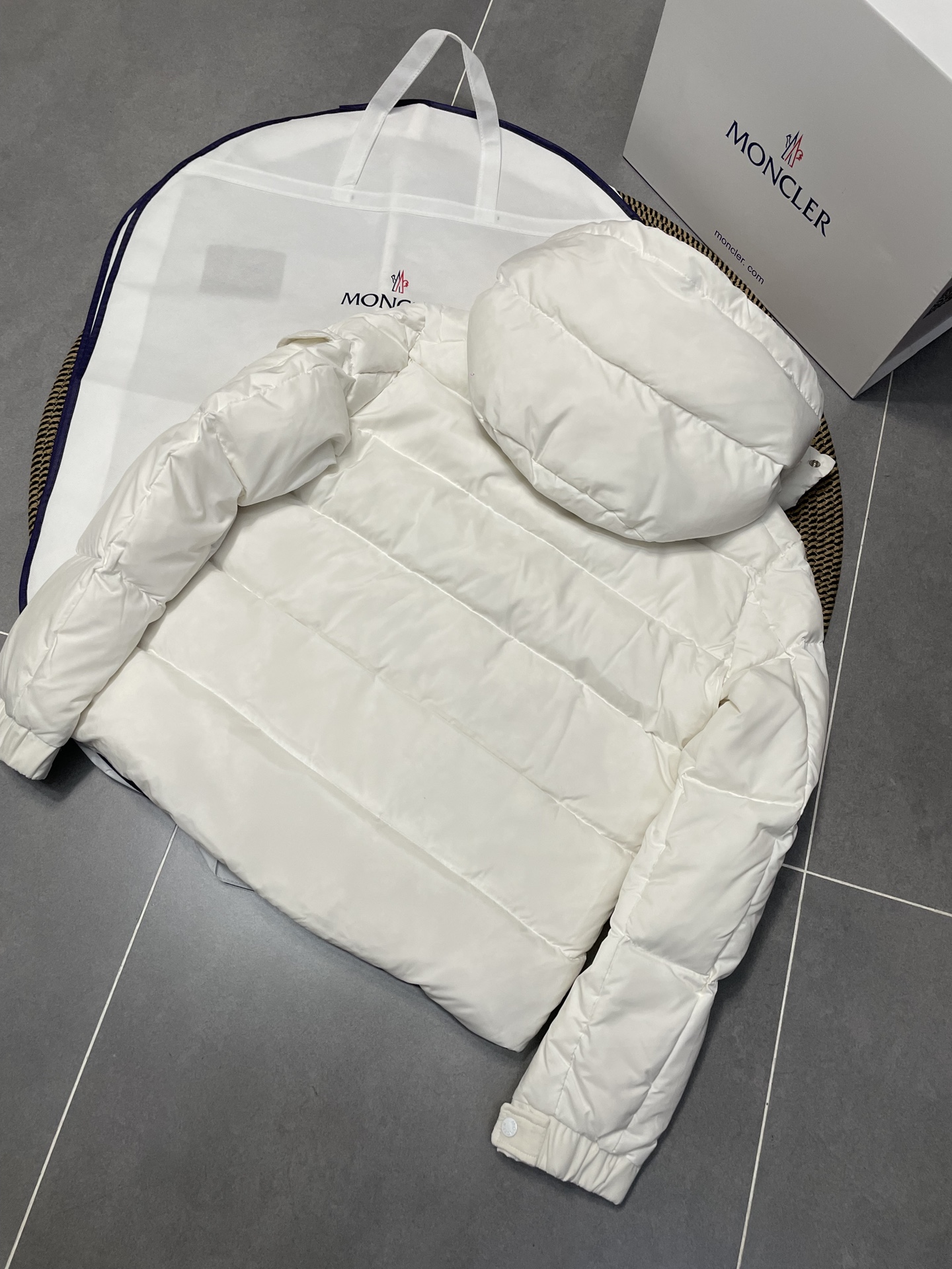 Moncler 盟可睐 モンクレール Vezere 雾面短款羽绒服