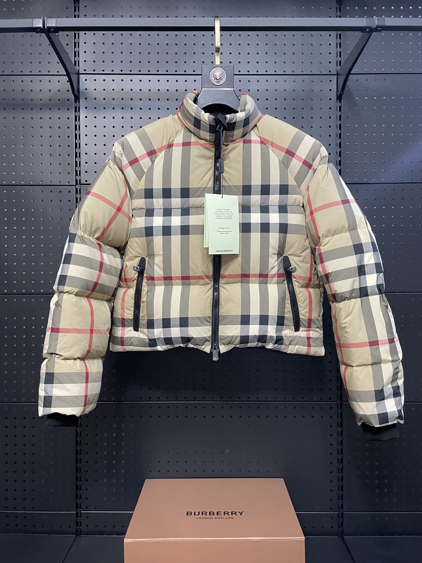 Burberry/博柏利 23Fw Chaqueta de plumas corta de cuadros grandes. El diseño corto alarga la línea de las piernas. Utiliza …