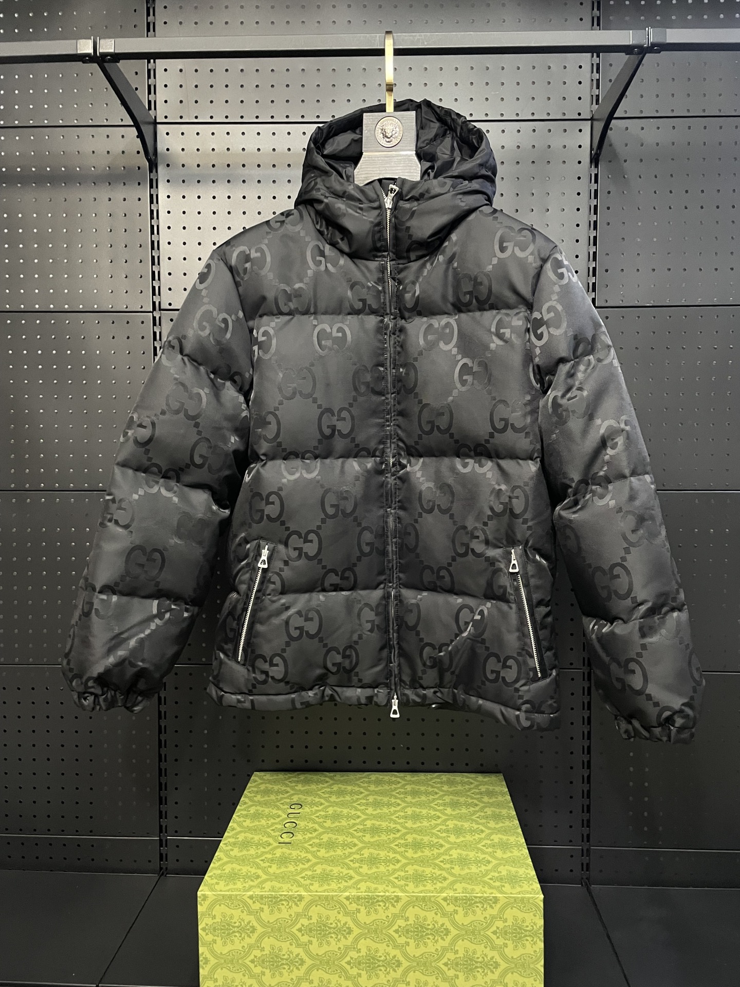 GUCCI 古驰SS23 官网限定大双G提花连帽羽绒服 面料：定做原版一致客供尼龙提花面料 增加三防工艺 防风 防水 防尘 双层胆布 绝不跑绒 正品级 填充：填充物为新国标80绒 蓬松度拉满 高达380g 保暖效果极佳 五金：开模定做原版…