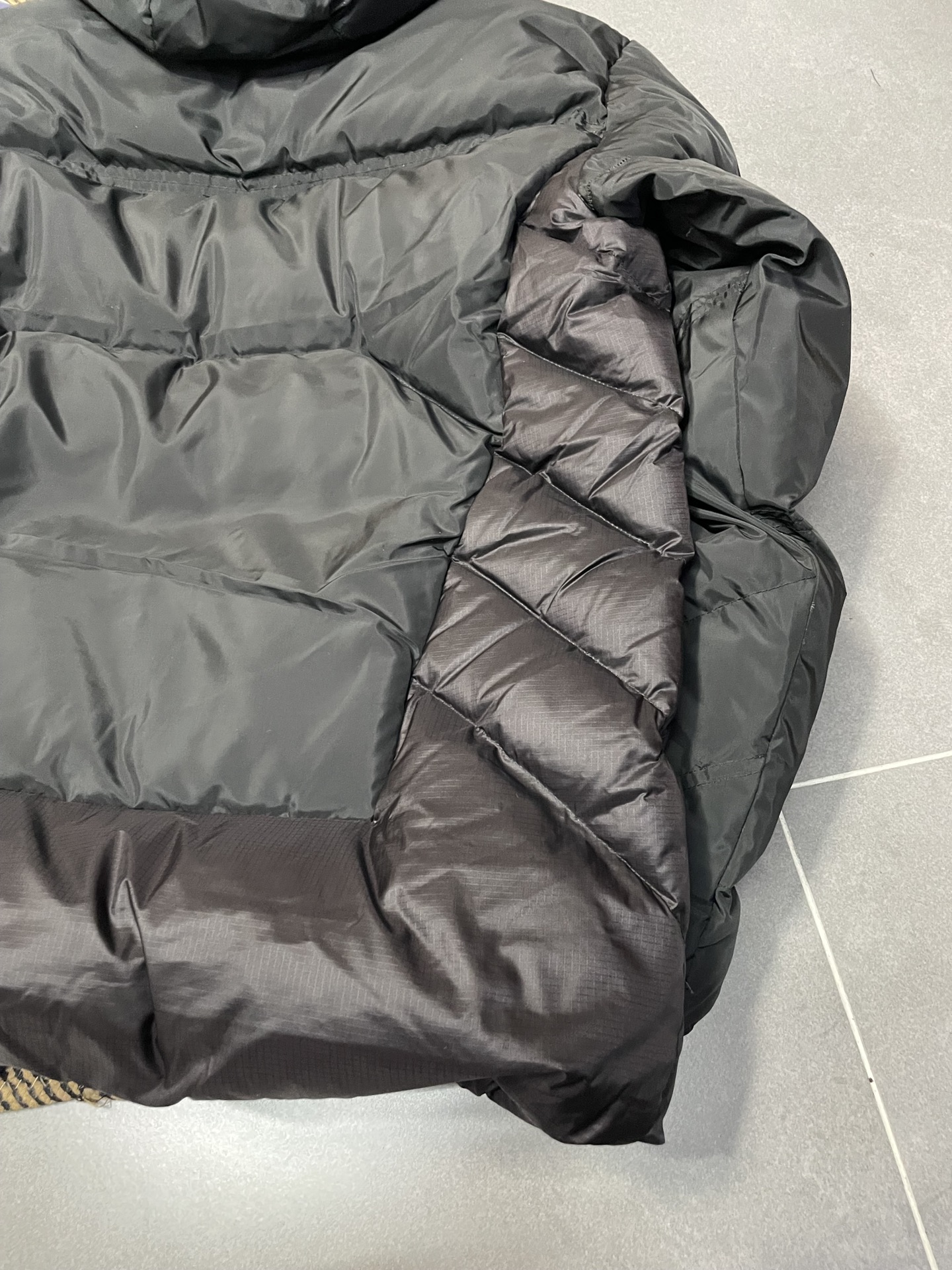 Moncler Jarama短款羽绒服 - 先進的防水機能と高品質ダウン