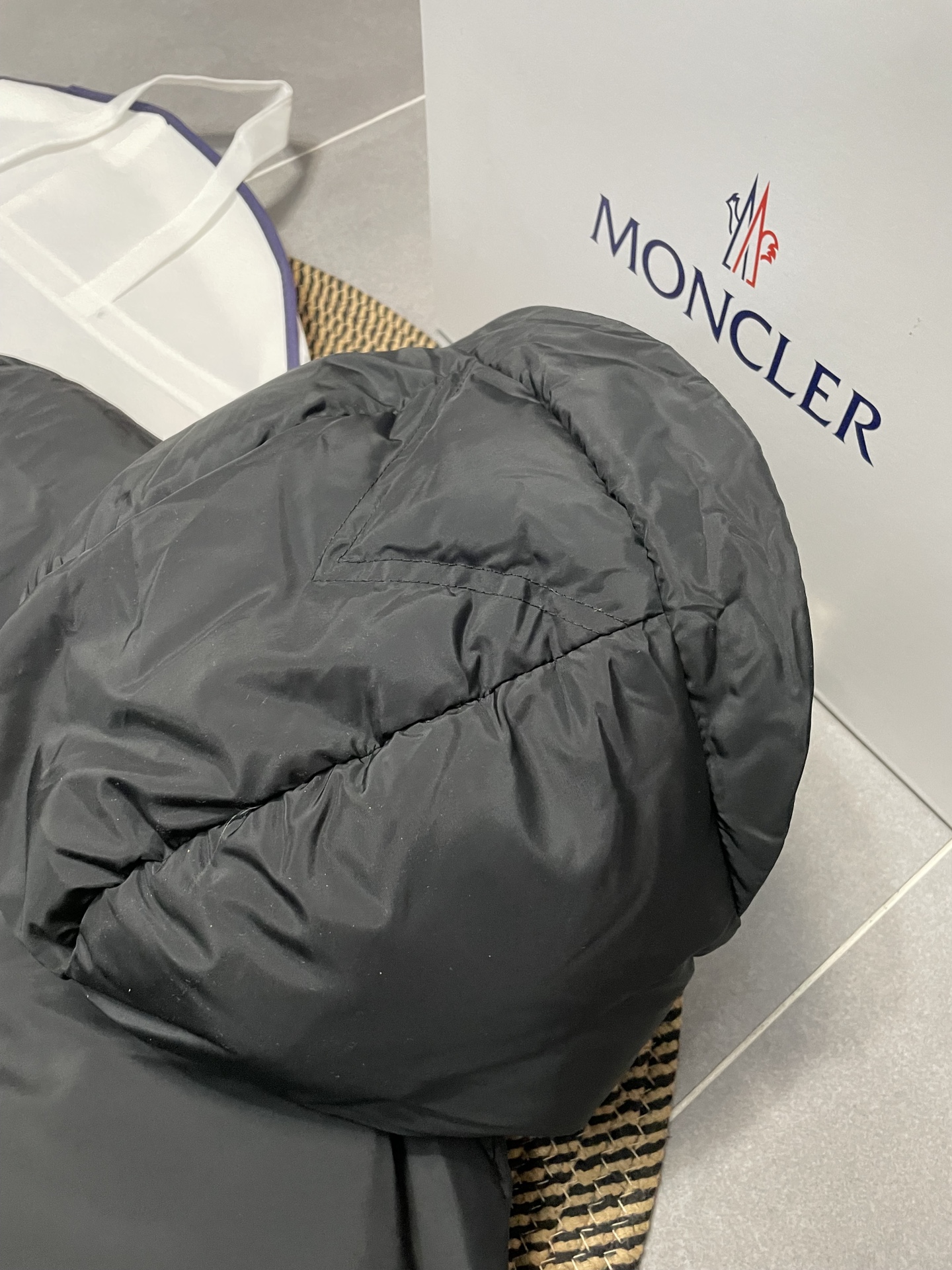 Moncler Jarama短款羽绒服 - 先進的防水機能と高品質ダウン