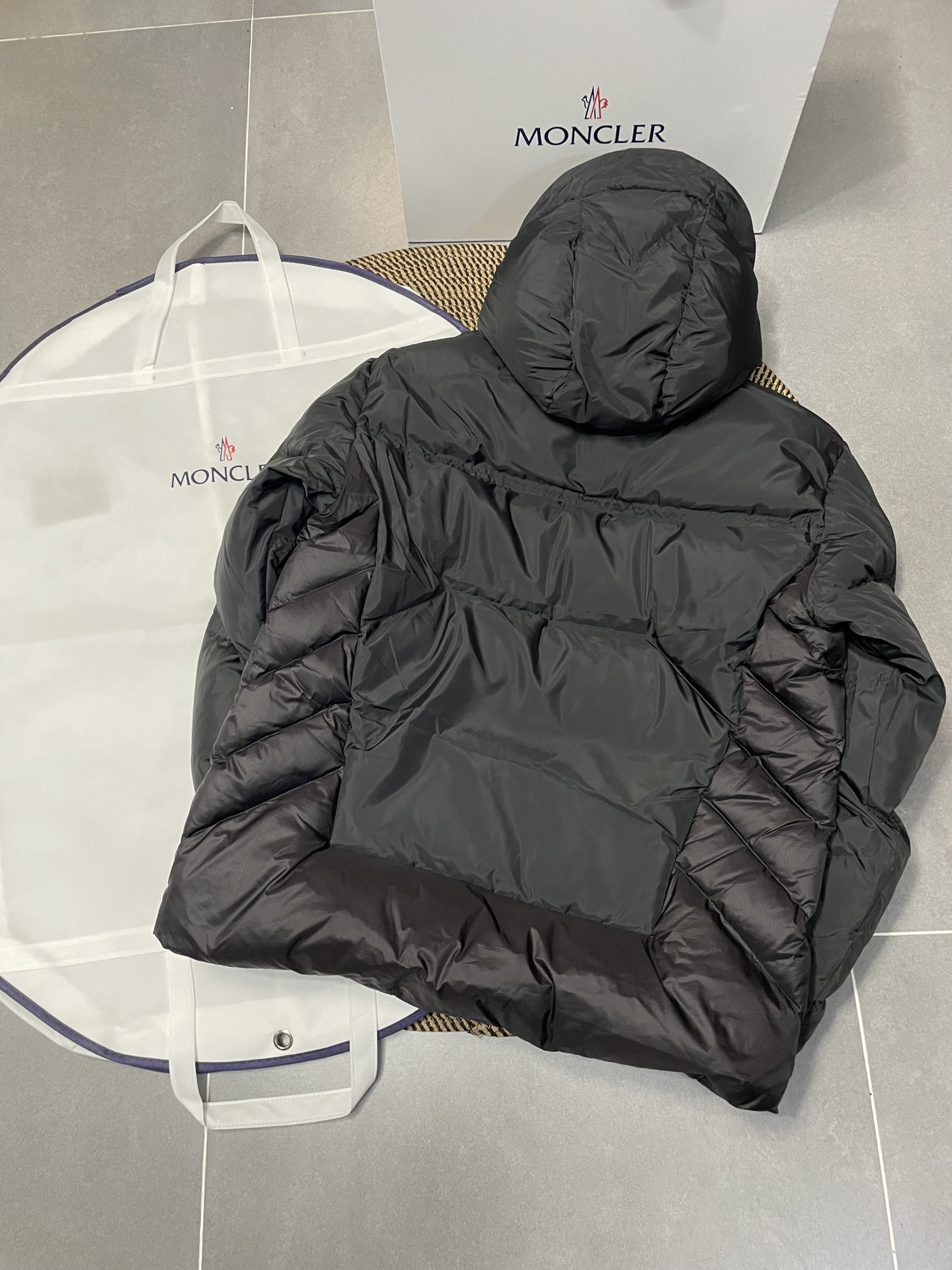 Moncler Jarama短款羽绒服 - 先進的防水機能と高品質ダウン
