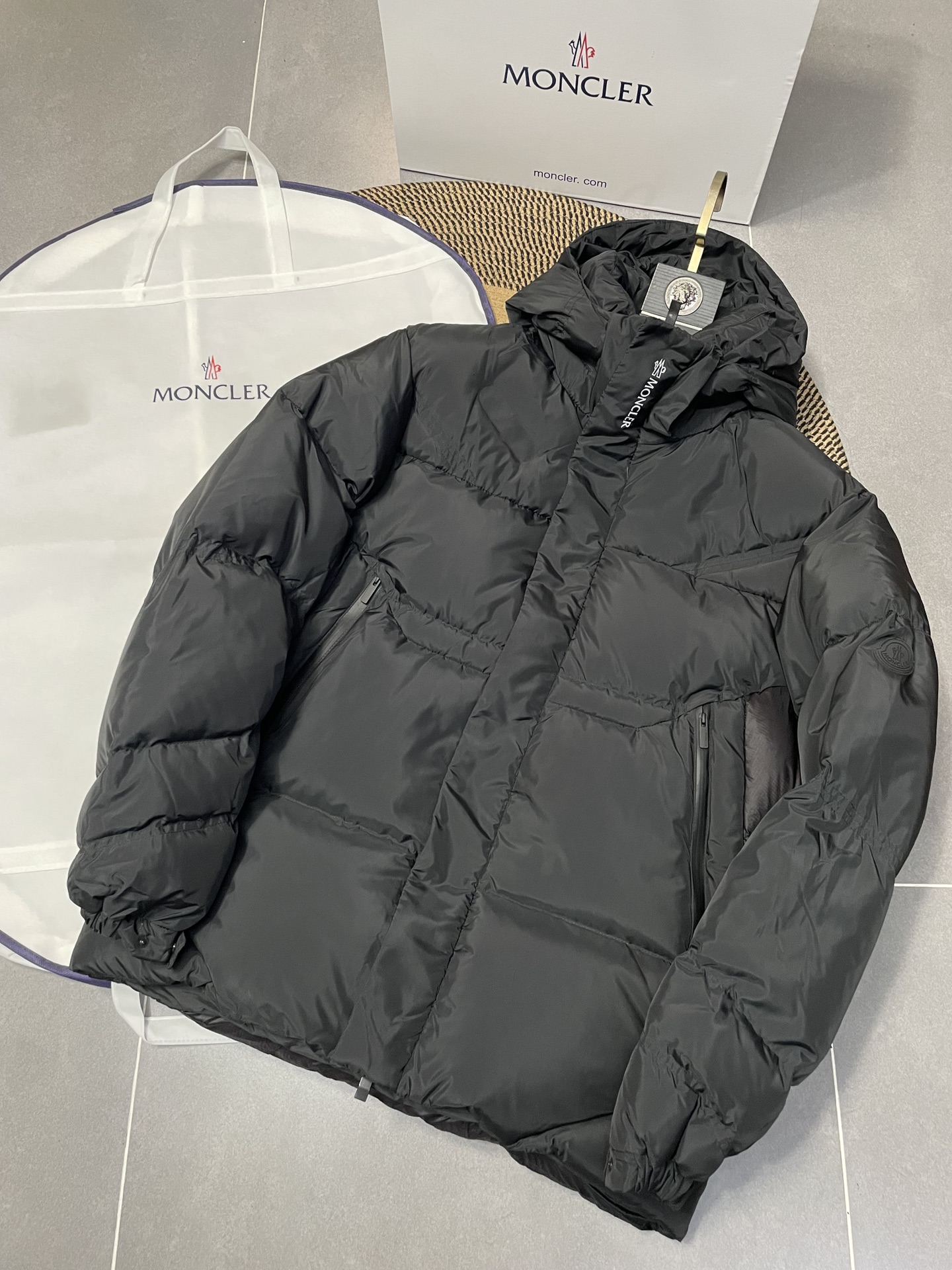 Moncler Jarama短款羽绒服 - 先進的防水機能と高品質ダウン