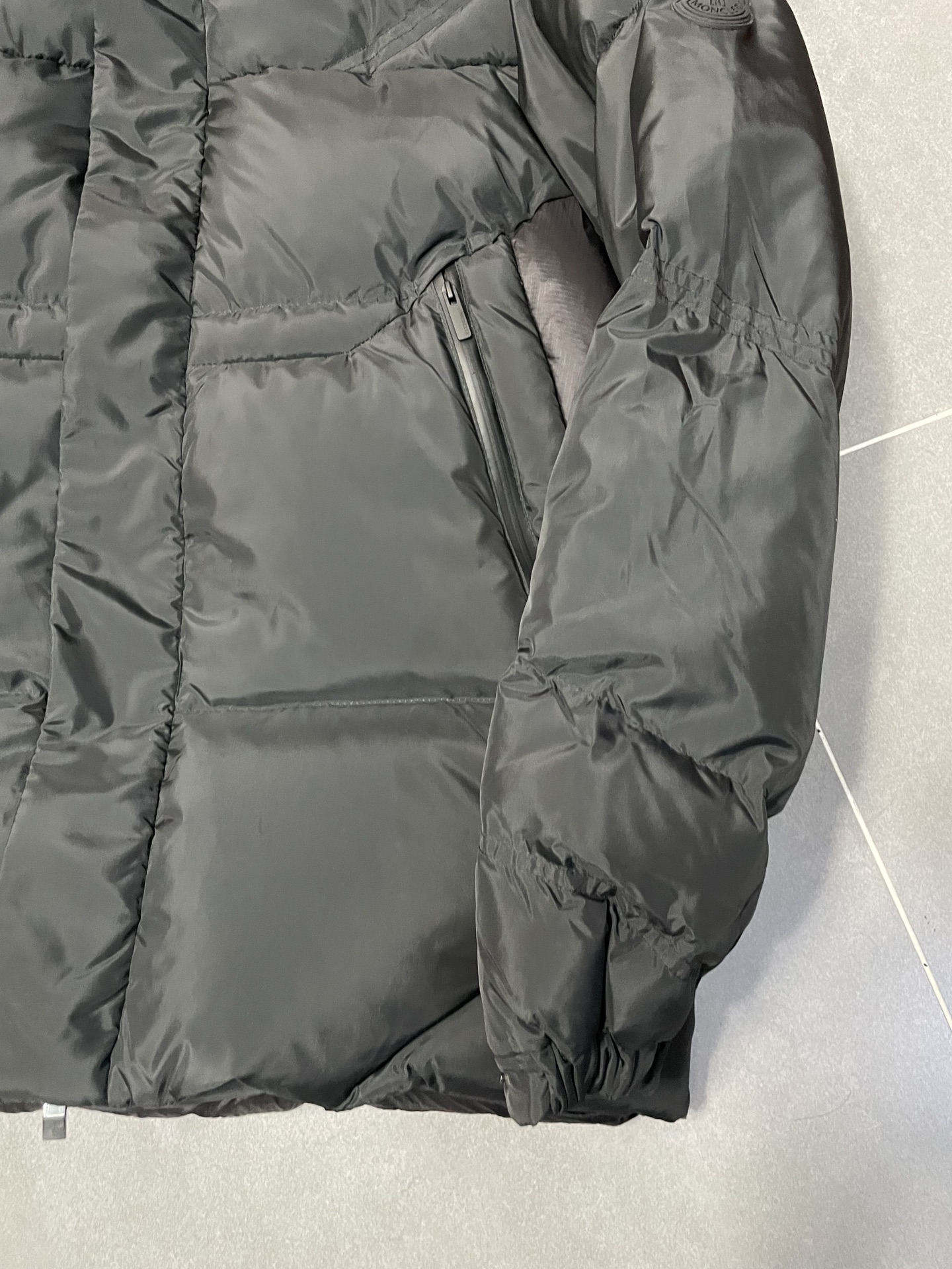 Moncler Jarama短款羽绒服 - 先進的防水機能と高品質ダウン