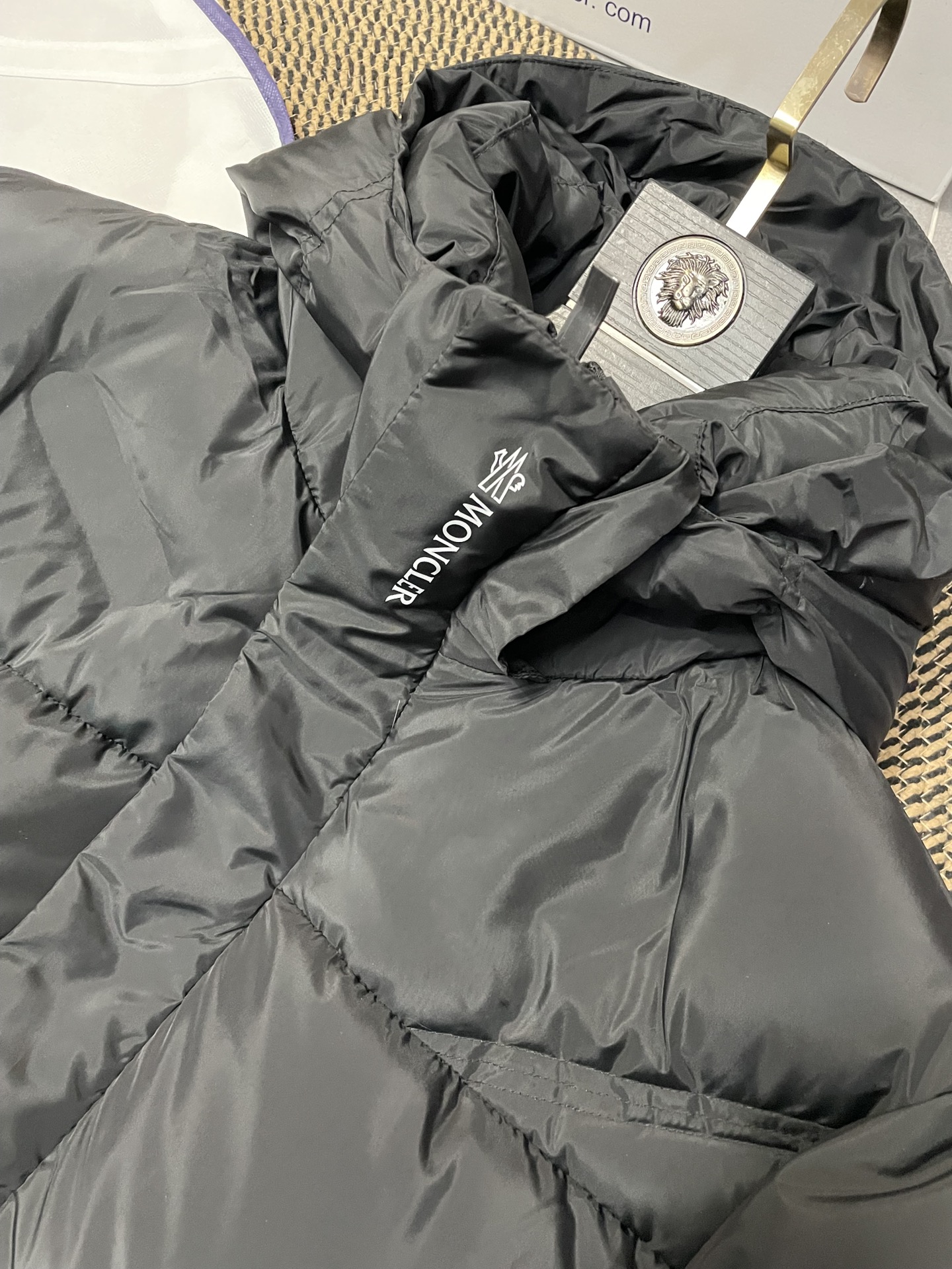 Moncler Jarama短款羽绒服 - 先進的防水機能と高品質ダウン