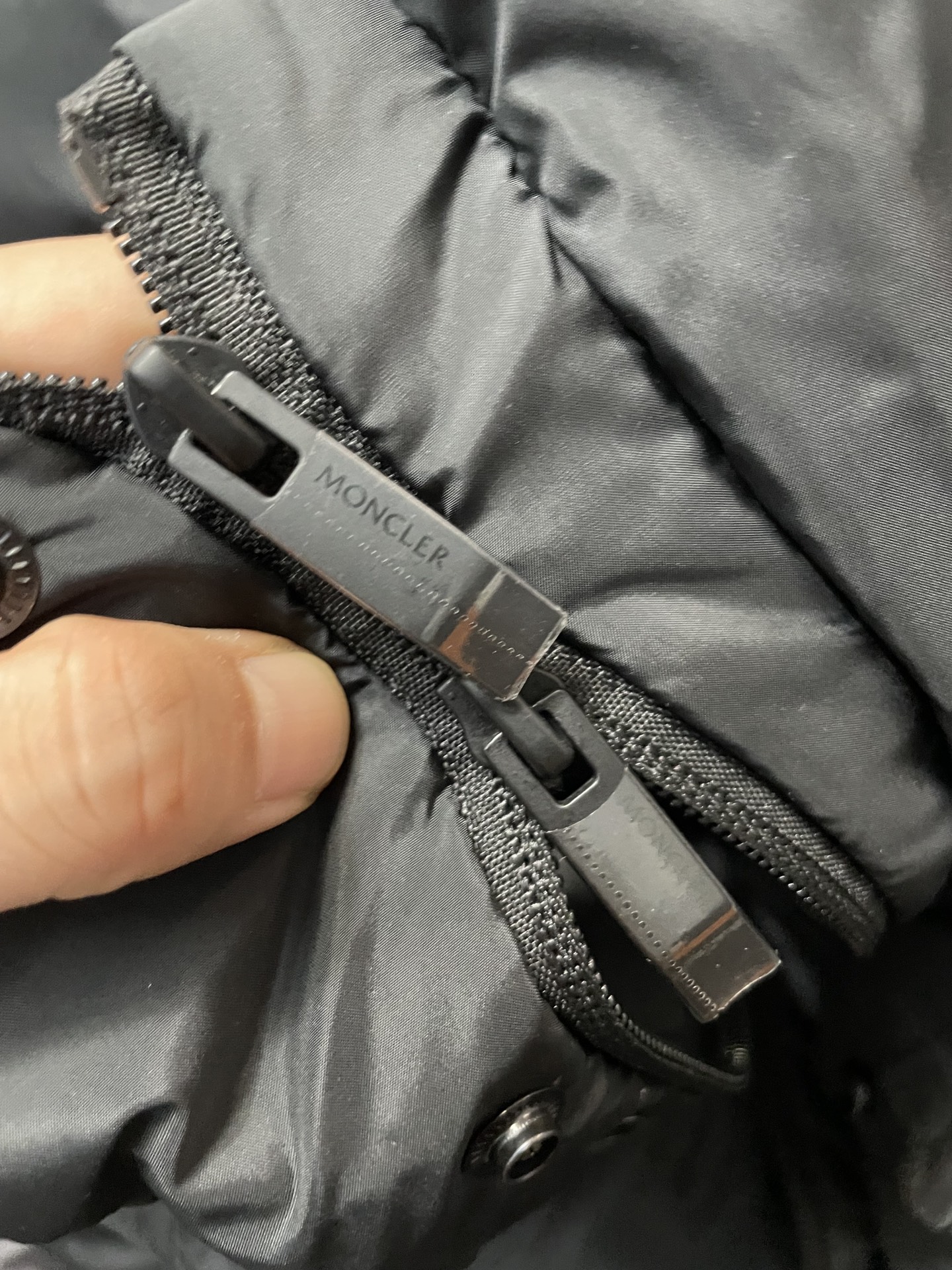 Moncler Jarama短款羽绒服 - 先進的防水機能と高品質ダウン