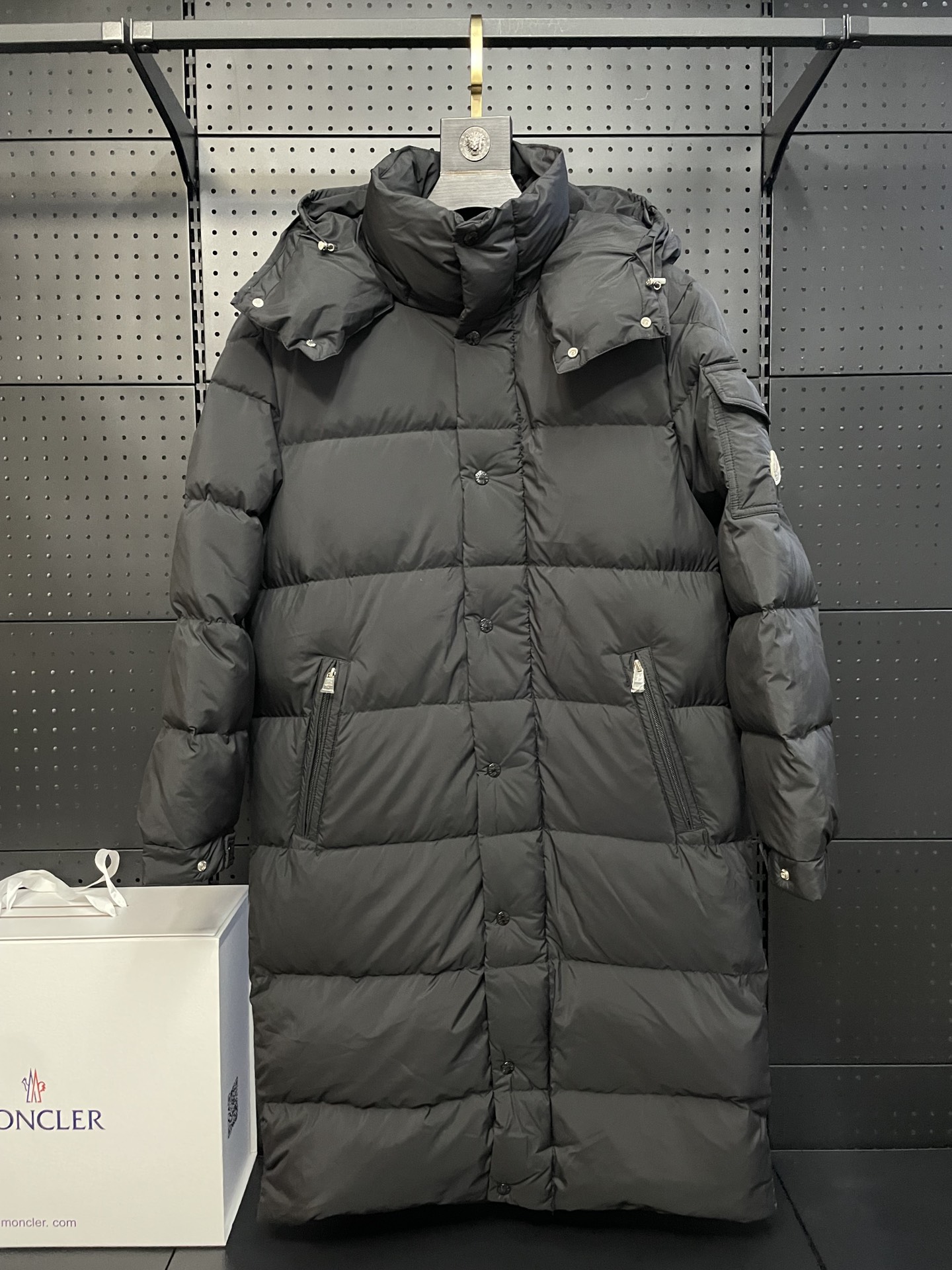 Moncler 23SS Hanoverian Chaqueta de plumón larga para hombre, acabado mate. Esta chaqueta de plumón larga Hanoverian pa…