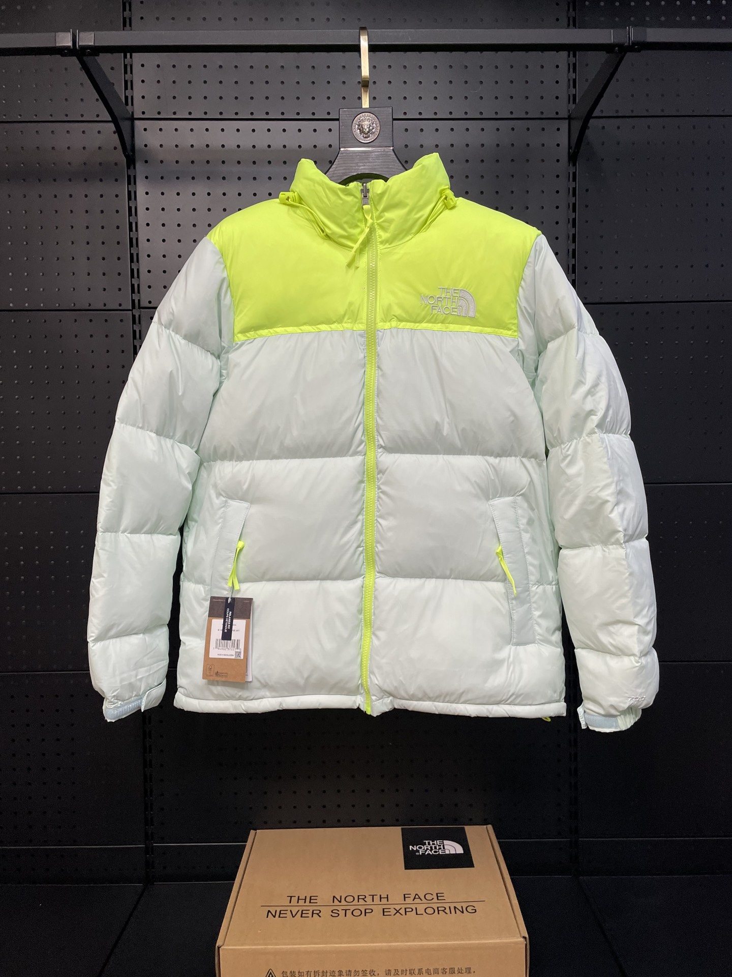 荧光绿 【TheNorthFace北面1996Nuptse 1996/经典款/美版/羽绒服 顶级原版】 设计理念： The North Face"的字面含义为山的最寒冷、最艰难一面。它也是The North Face"的产品能够发挥功能的…