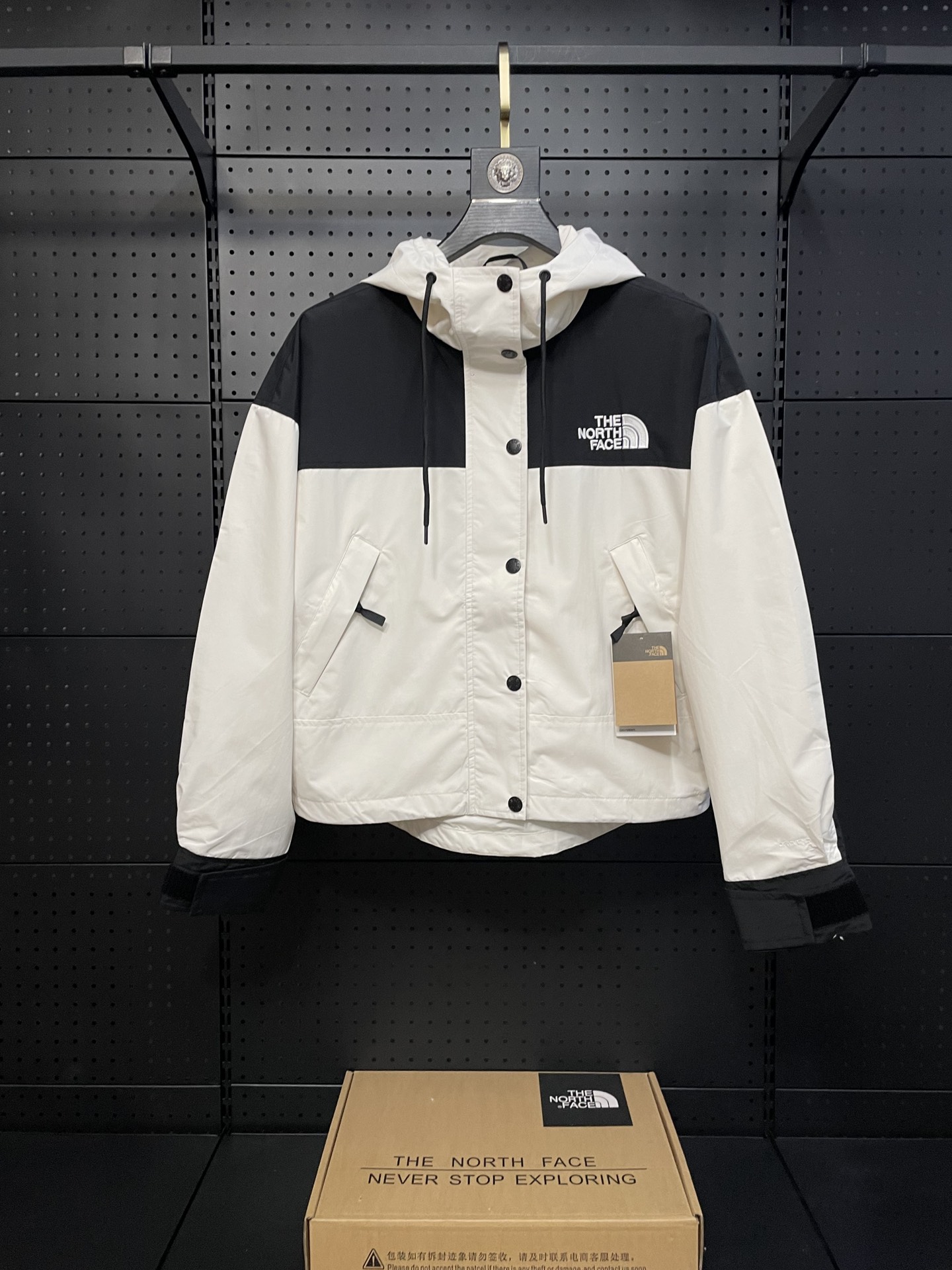 Gray-white The North Face 〖women's short jacket〗 1. Fabric: uses North Face's self-developed DRYVENT waterpro…