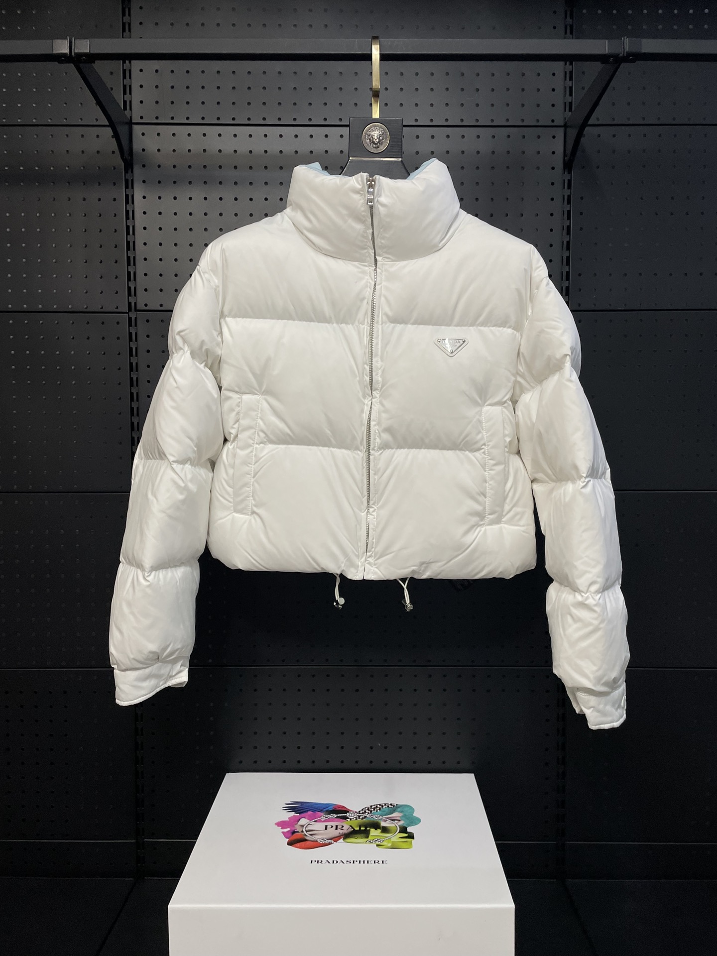 𝐏𝐫𝐚𝐝𝐚 Nuevo plumón corto con logo triangular Chaqueta tipo pan, el plumón corto tipo pan, puedes comprar cualquier…