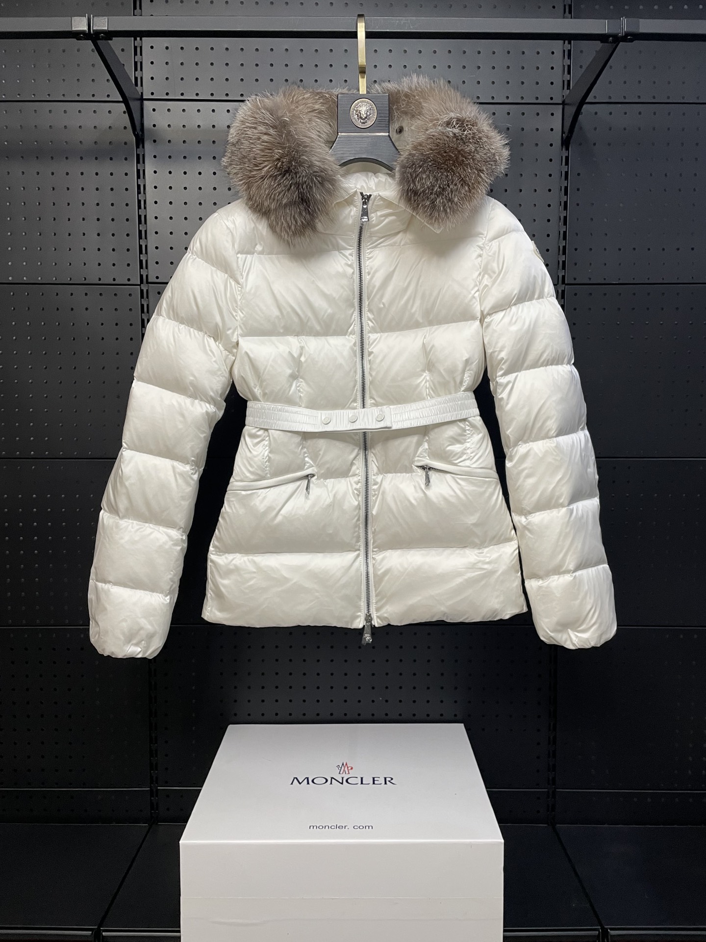 2024 último FW chaqueta de plumón corta con cinturón y gran cuello de piel. Moncle～r chaqueta de plumón elegante con ci…