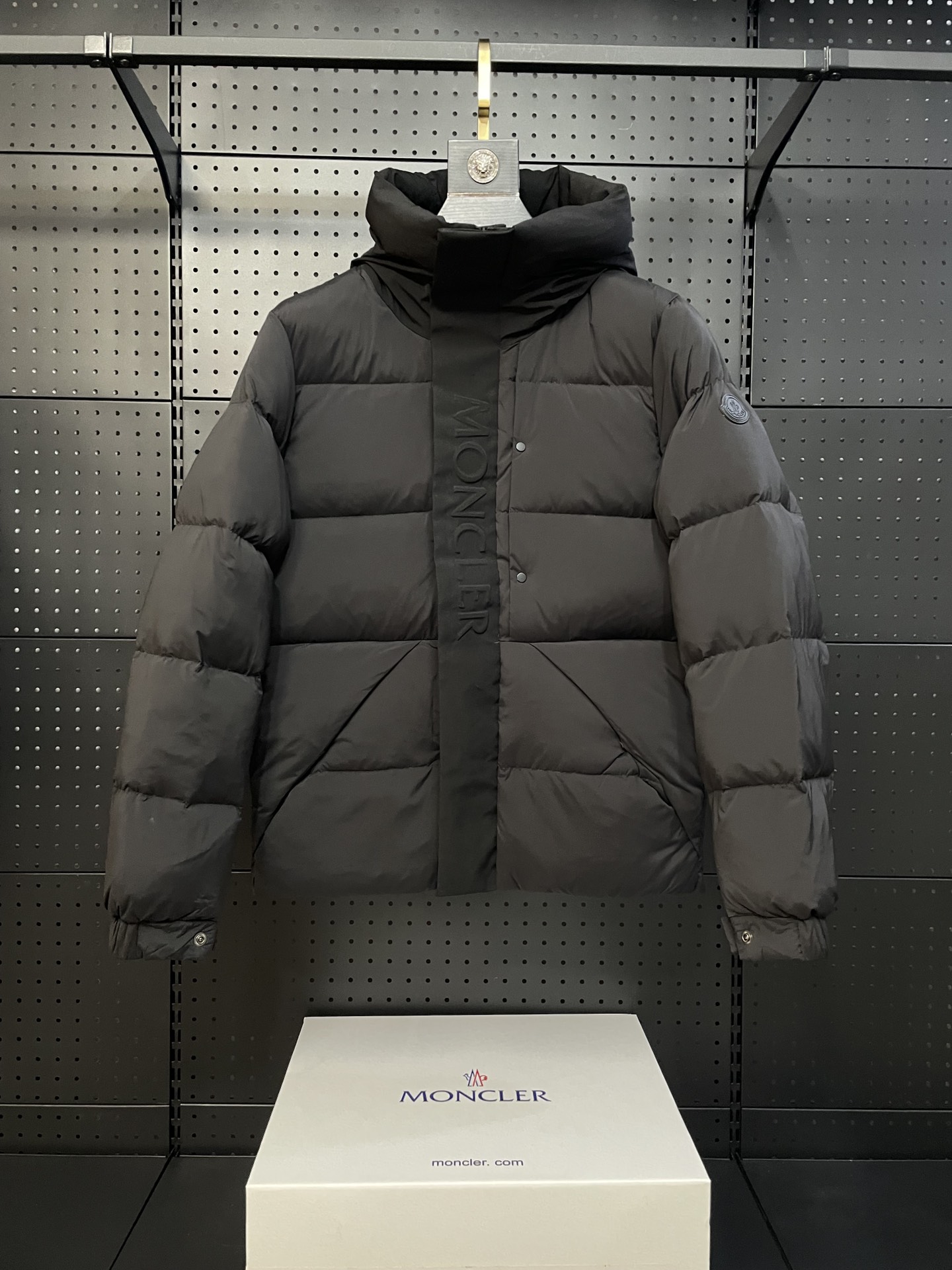 Negro. Moncler蒙口 22 años Black Warrior chaqueta de plumón corta de tres colores, con relieve en la bragueta, estilo pan…
