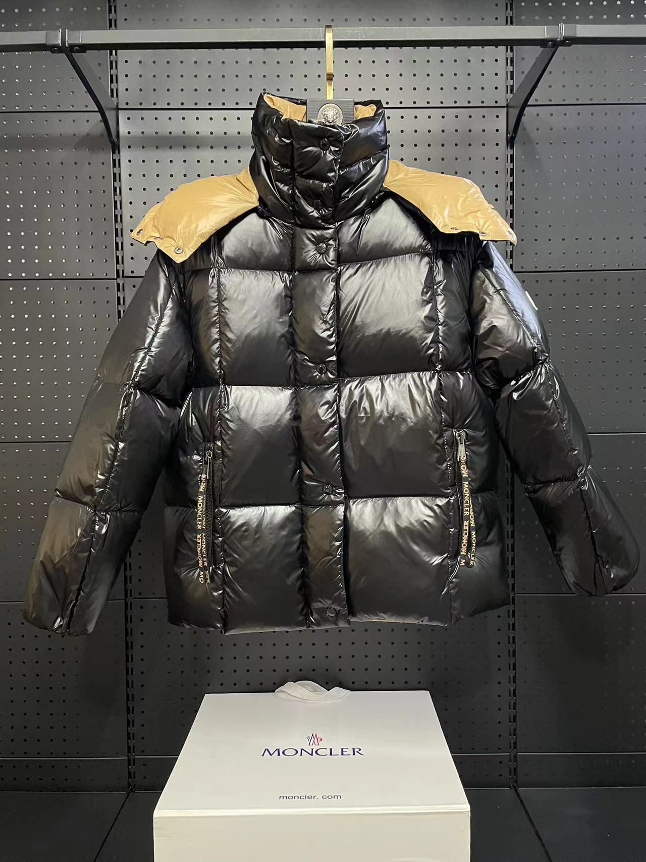 Moncler/蒙口 23SS Parana Mismo estilo que Song Qian / Chaqueta de plumón corta tipo pan La chaqueta de plumón Parana se d…
