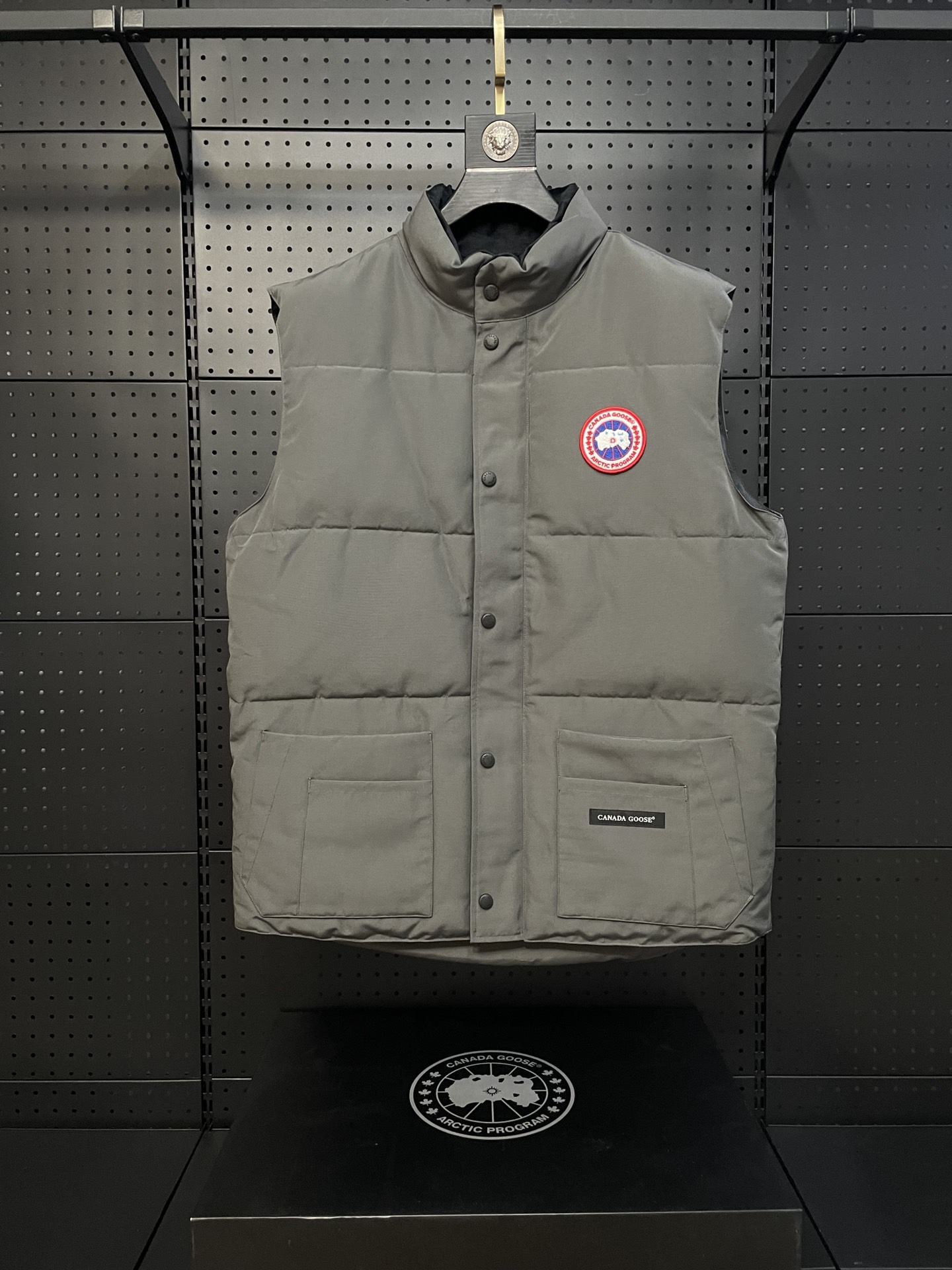 Versión premium, color gris grafito. Chaleco Canada Goose freestylecrew. Tejido impermeable personalizado idéntico al o…