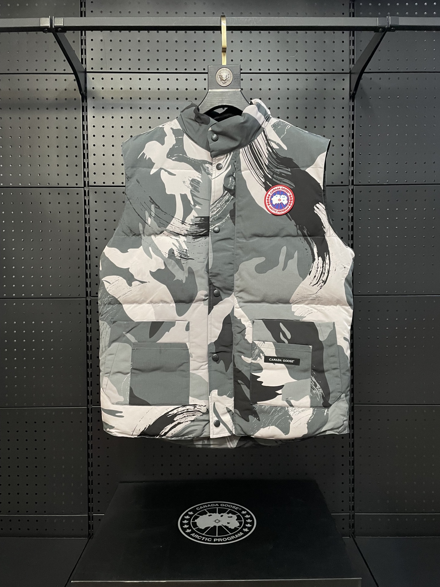 Versión premium, color camuflaje. Chaleco Canada Goose freestylecrew. Tejido impermeable personalizado idénti…