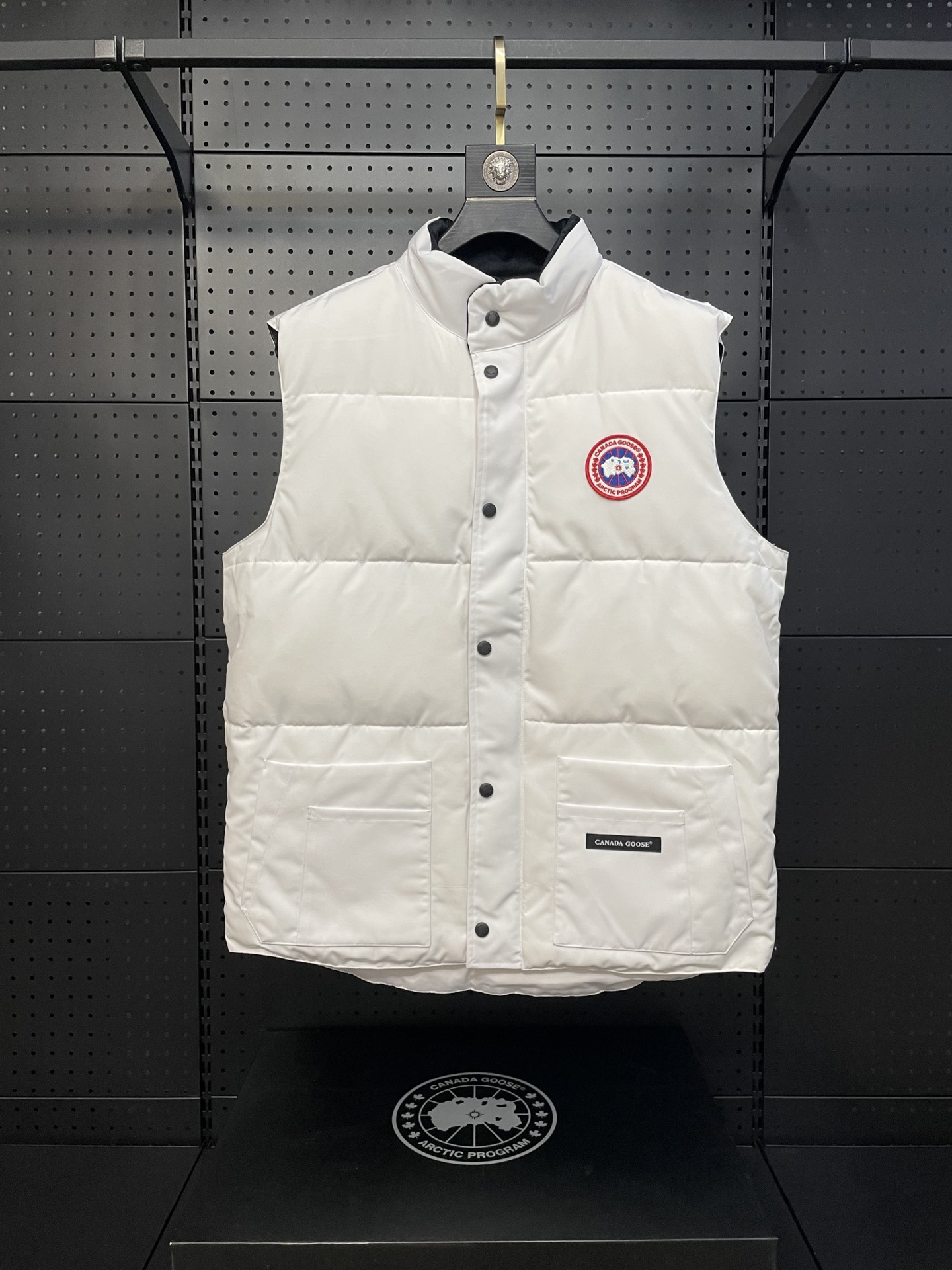 Versión premium, blanco puro, no se aceptan devoluciones. Chaleco Canada Goose freestylecrew. Tejido impermeable person…
