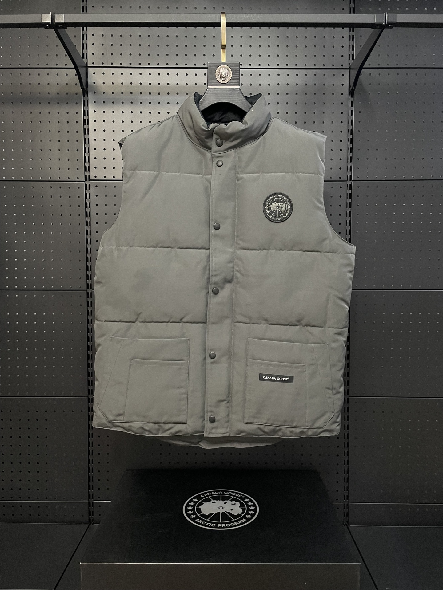 Versión premium, gris grafito con etiqueta negra, chaleco canada goose Canada Goose freestylecrew 🎗 Tejido impermeable…