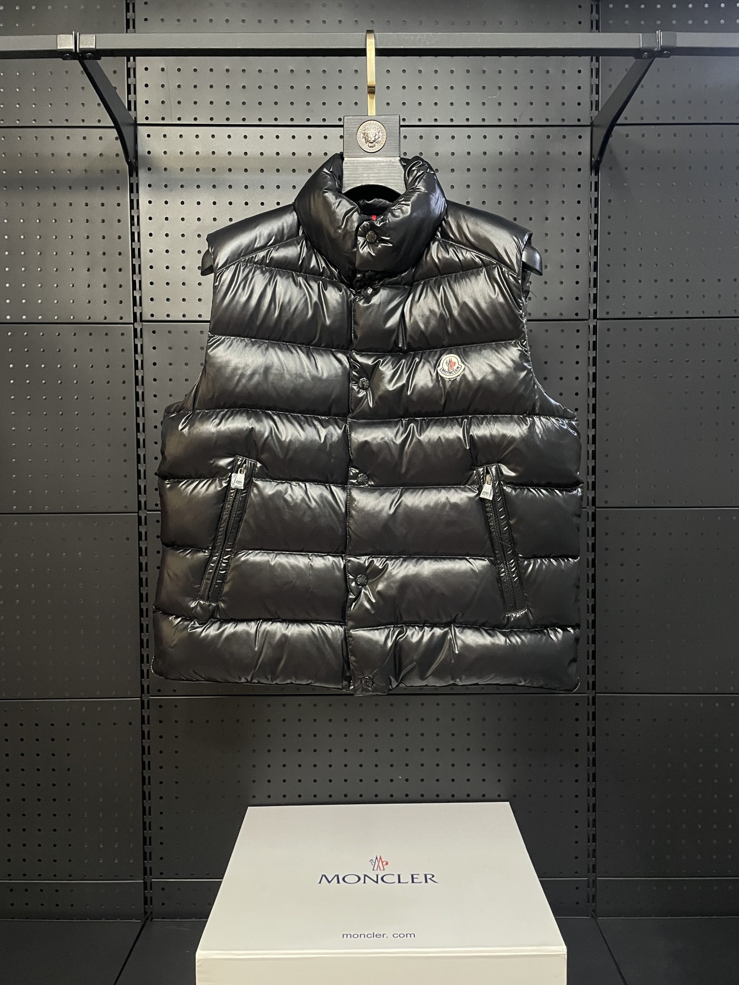 𝗠𝗼𝗻𝗰𝗹𝗲𝗿/ 𝗧𝗜𝗕𝗕 Montclair chaleco de plumas sin capucha con cuello alto. Este chaleco de plumas es u…