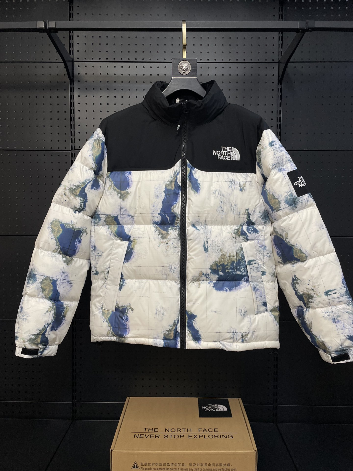 TheNorthFace unisex #Tierra TheNorthFace chaqueta clásica de gran cuadro brillante con parche de brazo 1996. El signifi…