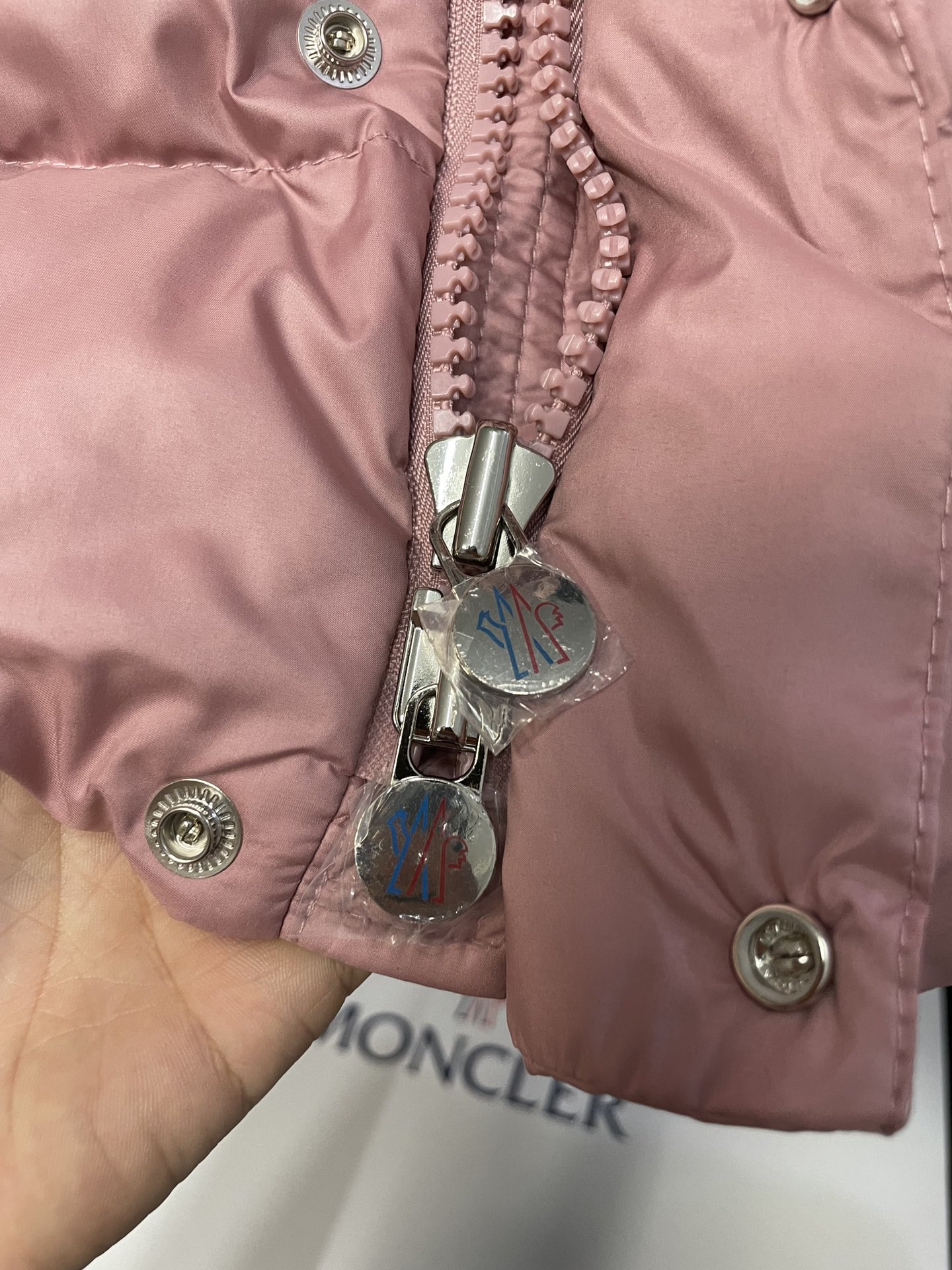 Moncler 盟可睐 Vezere 短款羽绒服｜機能性とスタイルを両立