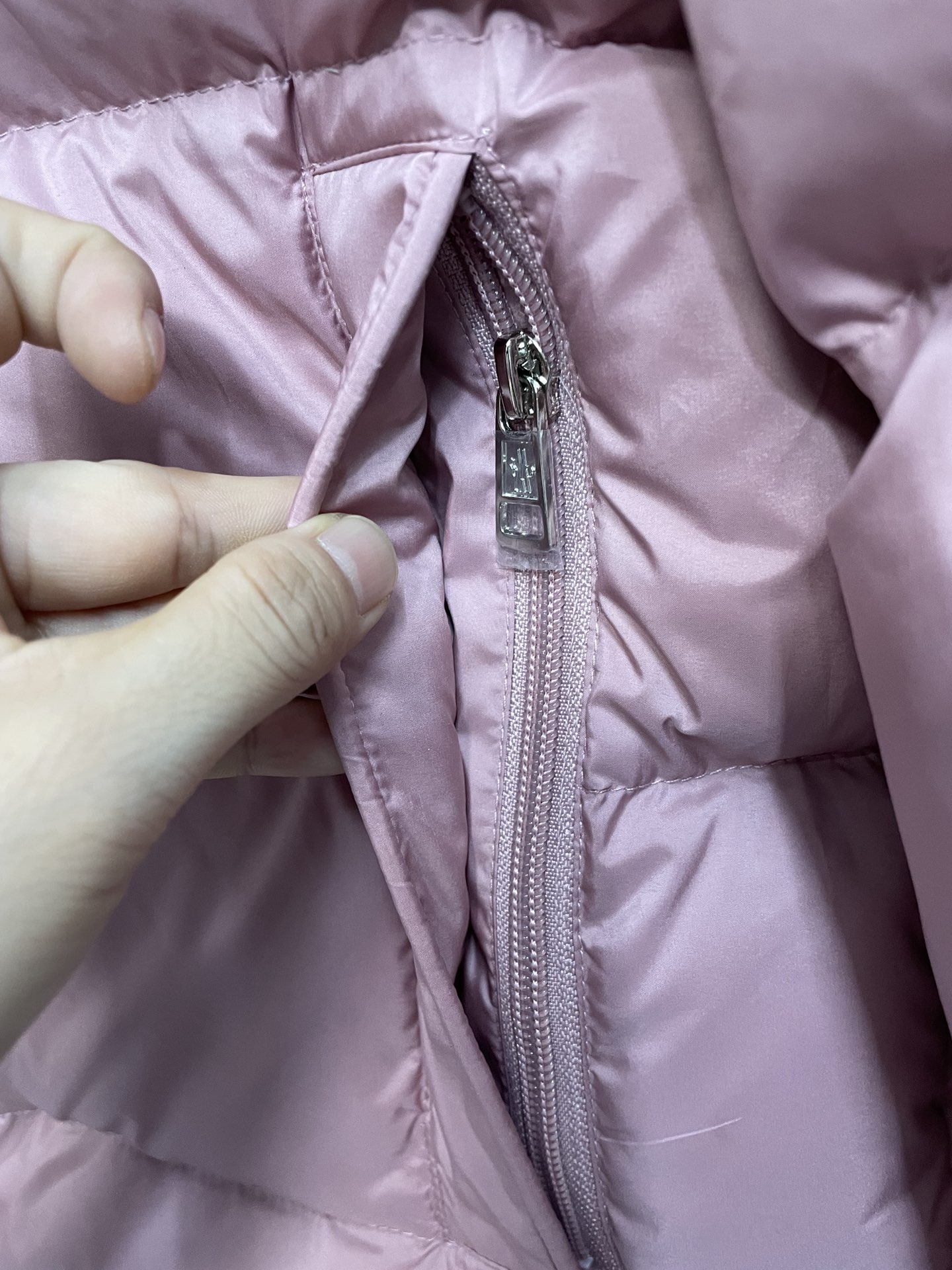 Moncler 盟可睐 Vezere 短款羽绒服｜機能性とスタイルを両立