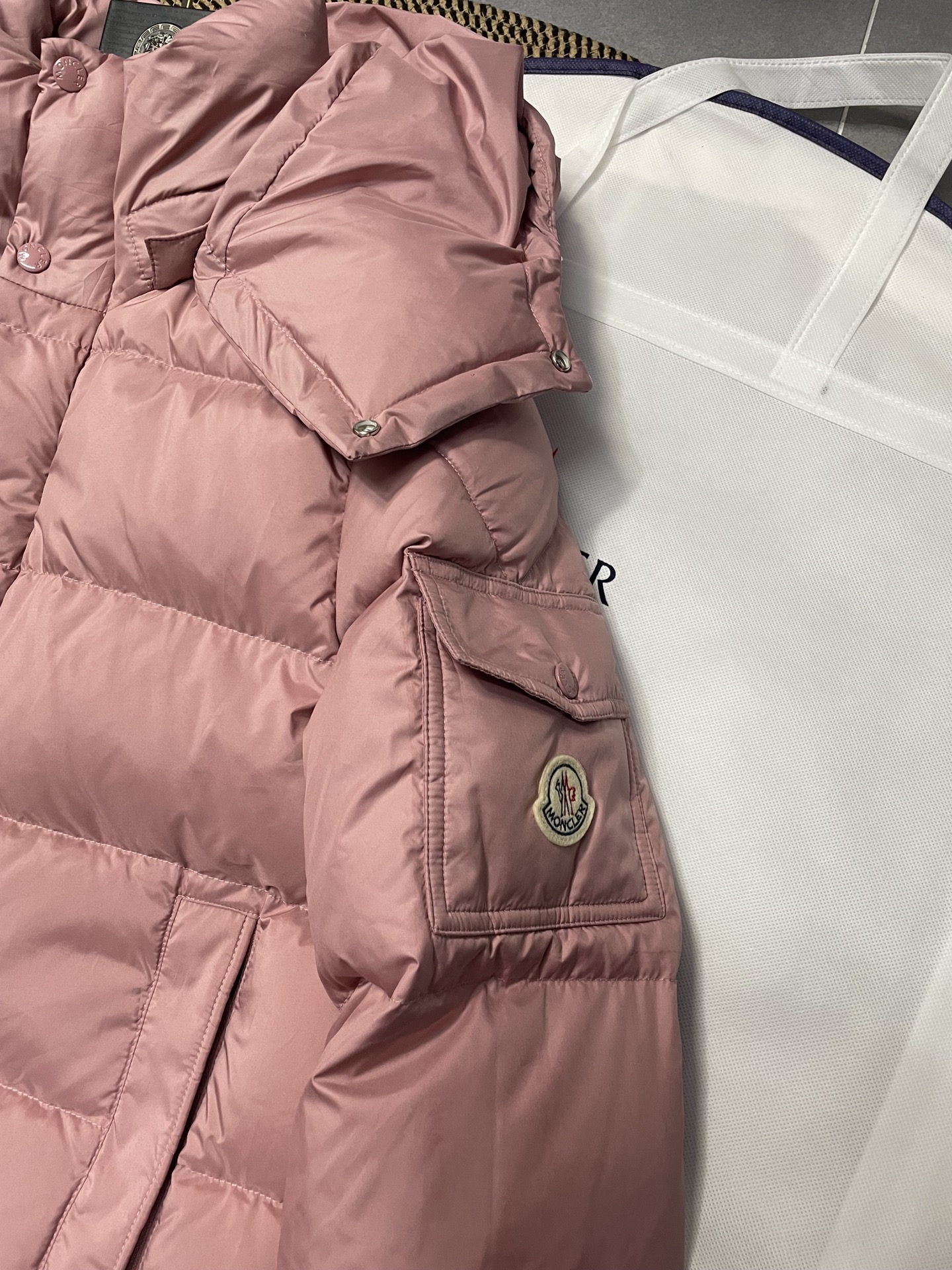 Moncler Vezere 雲面短款羽絨服 可拆卸フード付き
