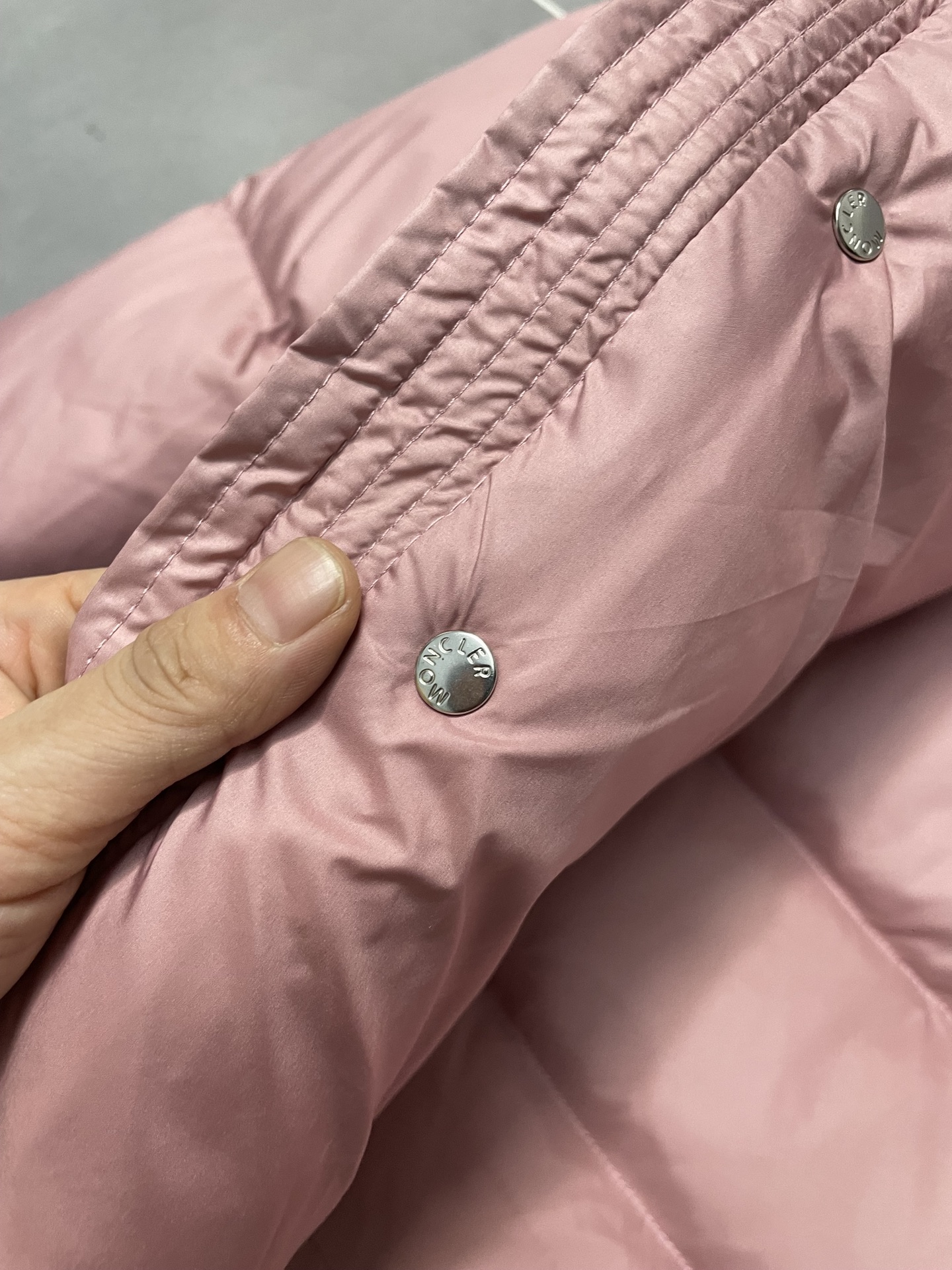 Moncler Vezere 雲面短款羽絨服 可拆卸フード付き